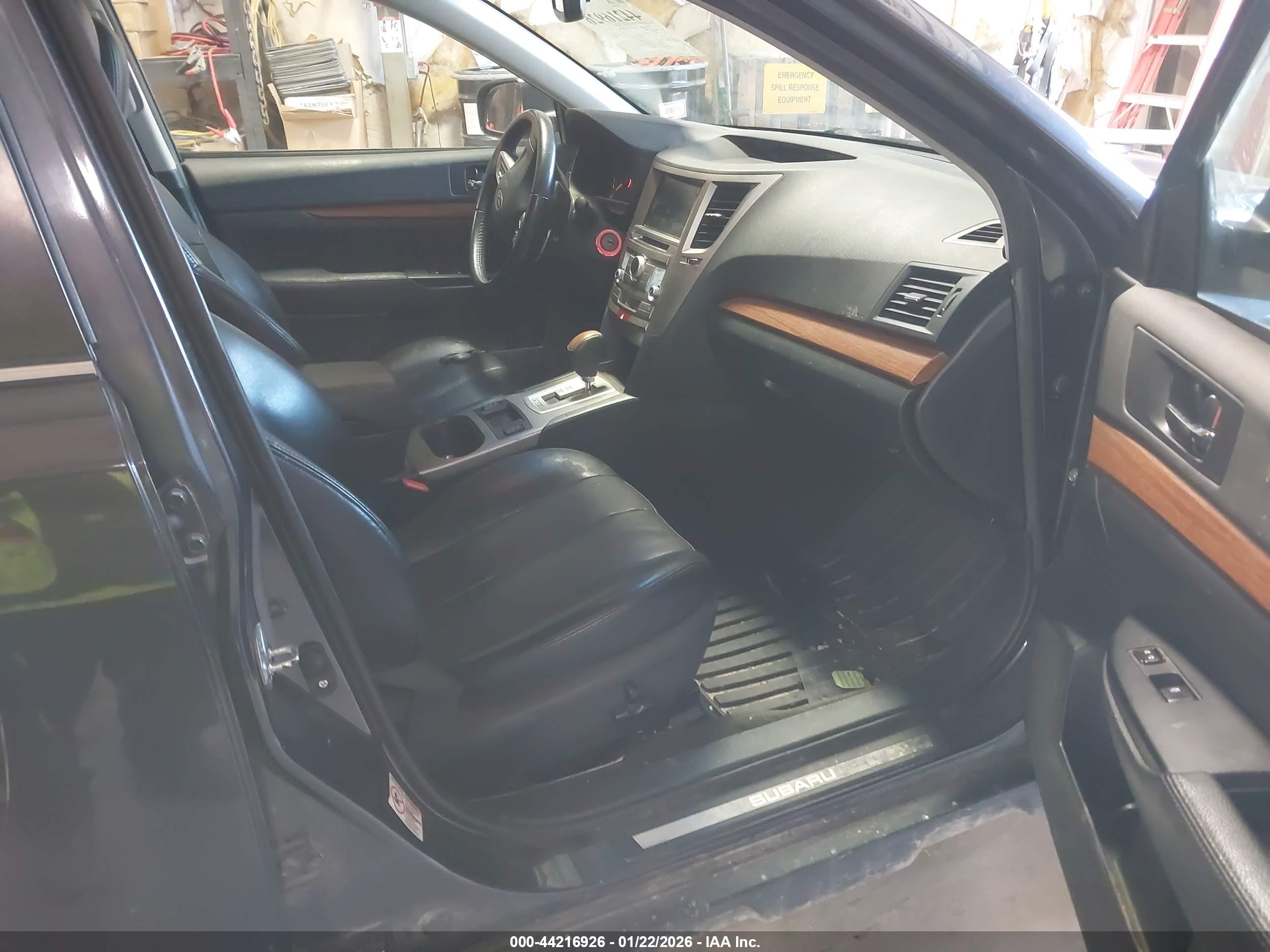 SUBARU OUTBACK image 5