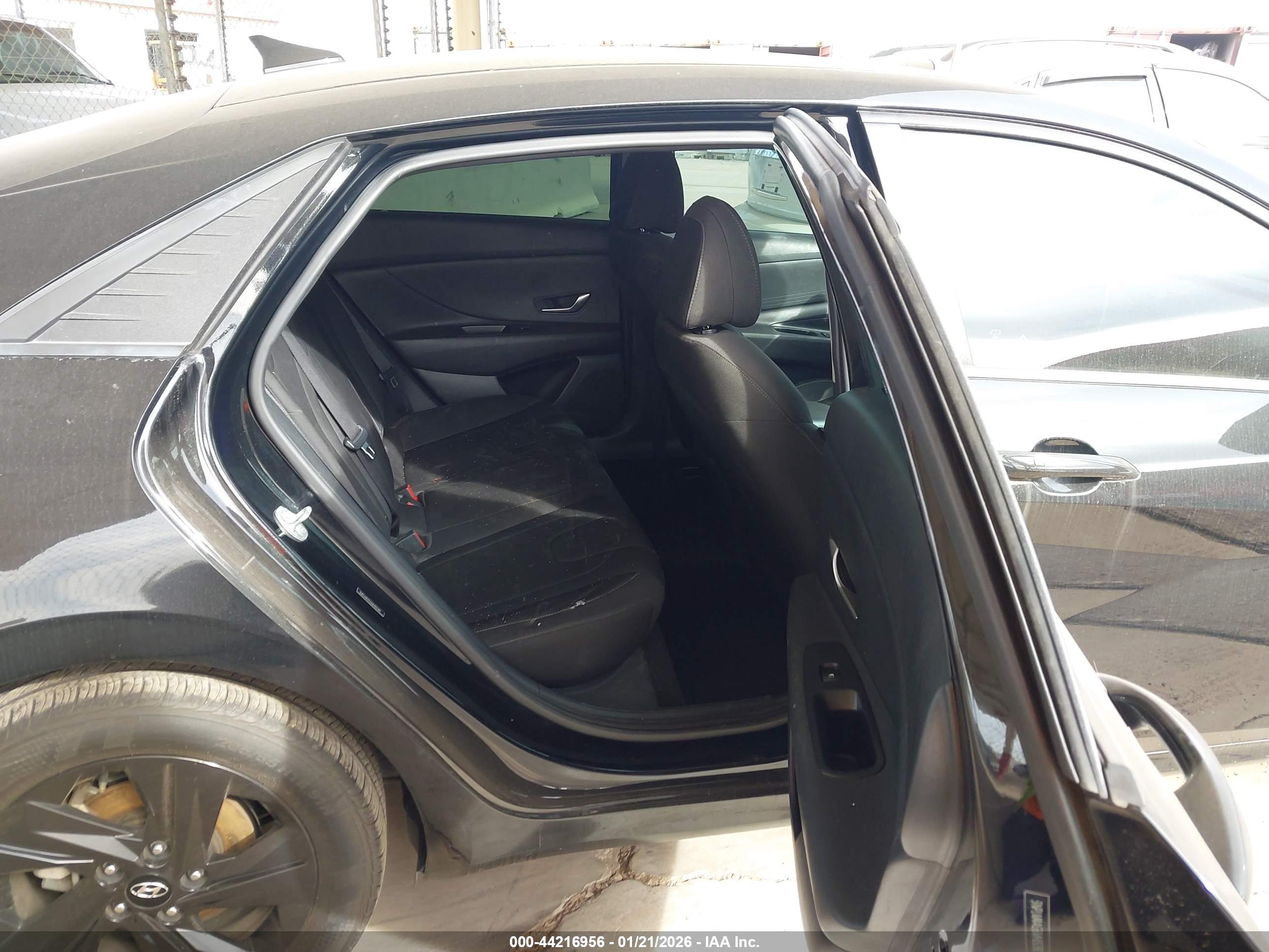 HYUNDAI ELANTRA image 8