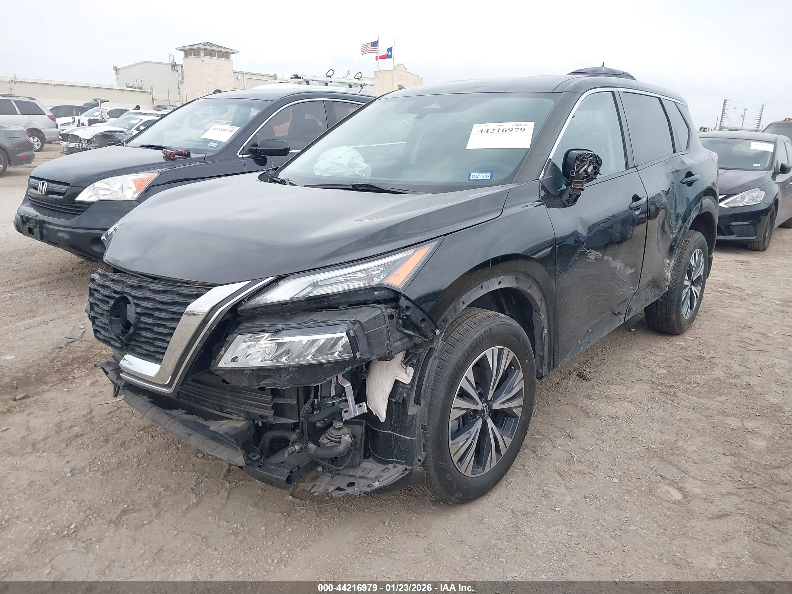 NISSAN ROGUE image 2