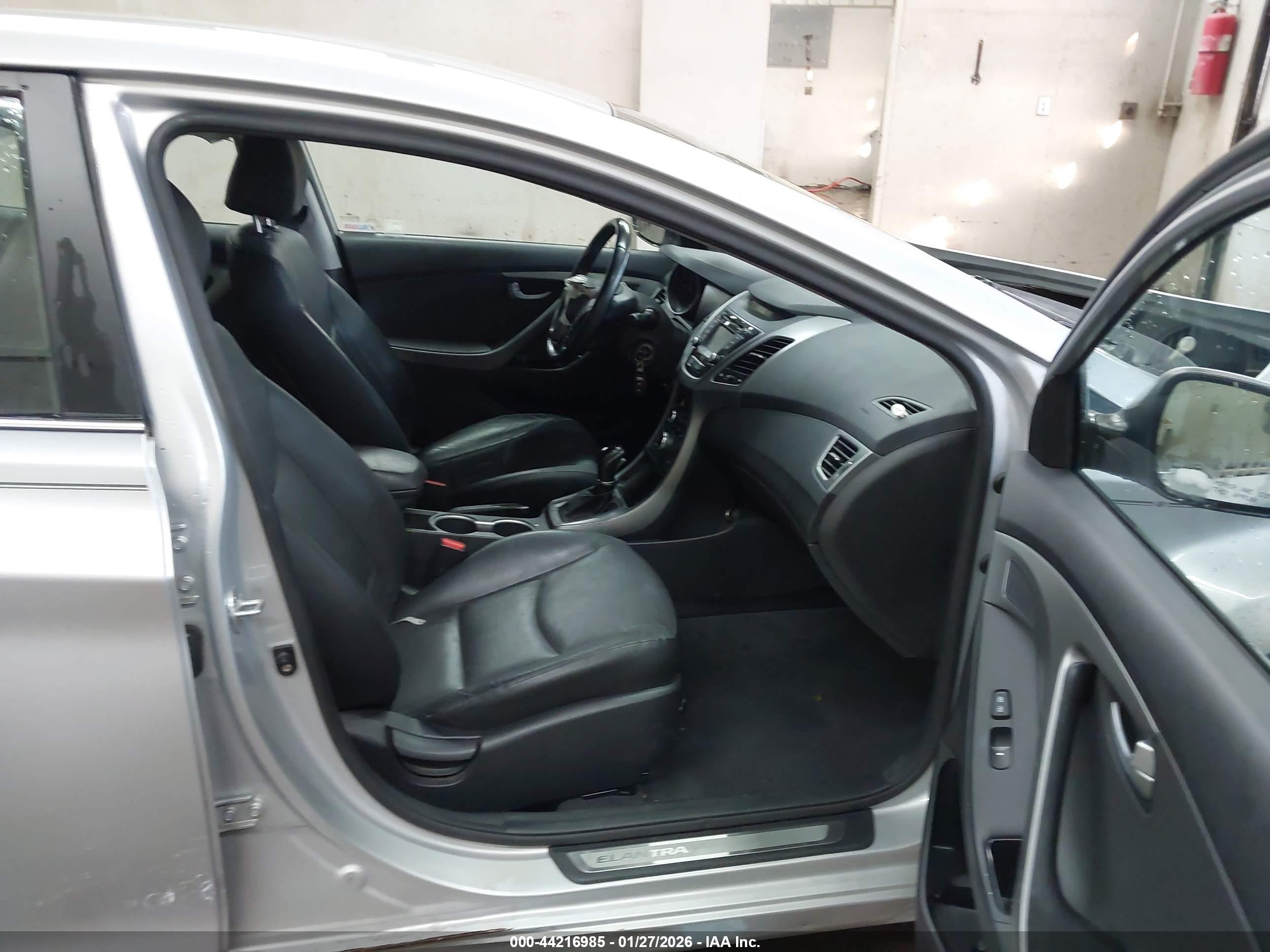 HYUNDAI ELANTRA image 5