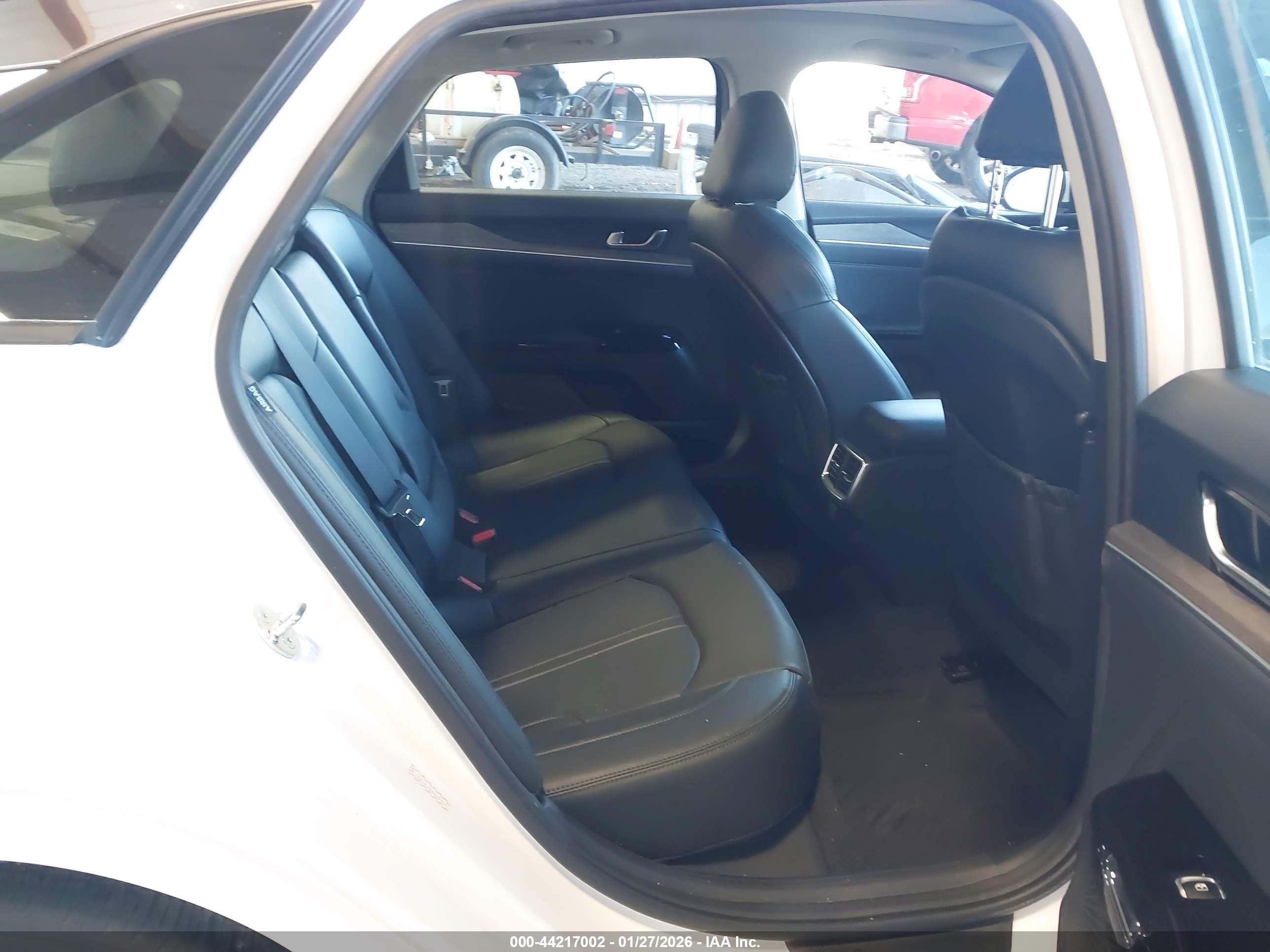 KIA K5 image 8
