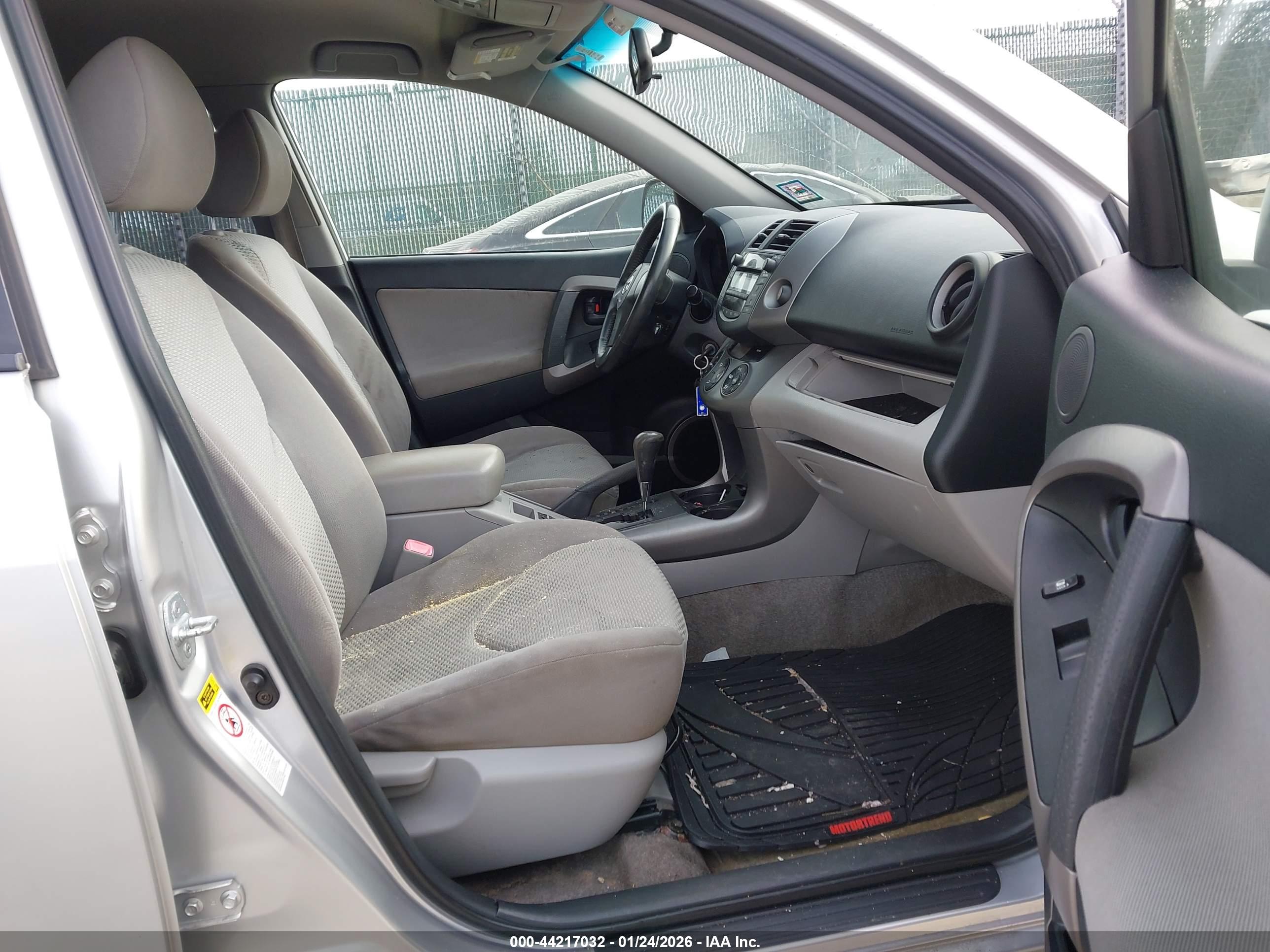 TOYOTA RAV4 image 5
