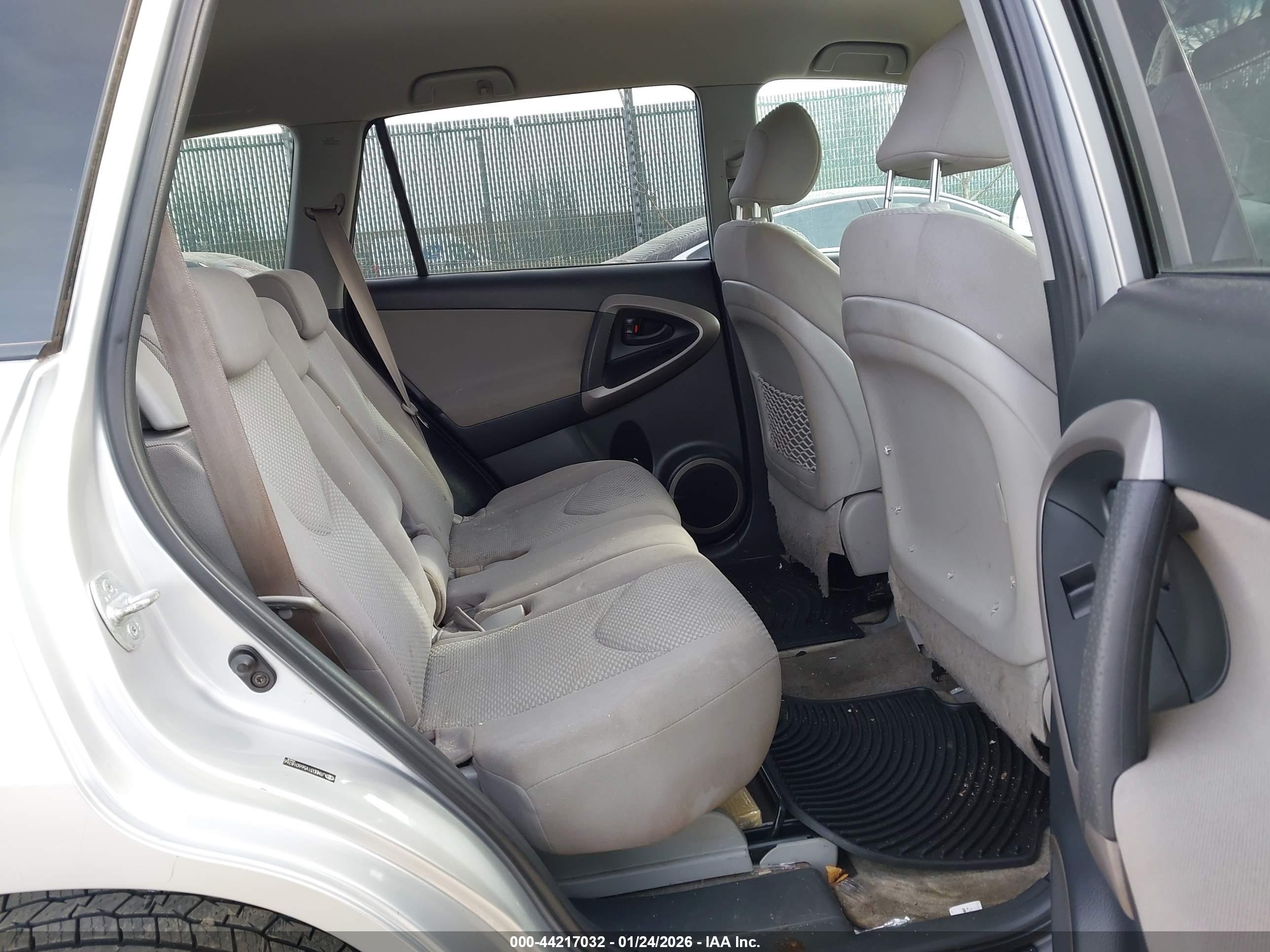 TOYOTA RAV4 image 8