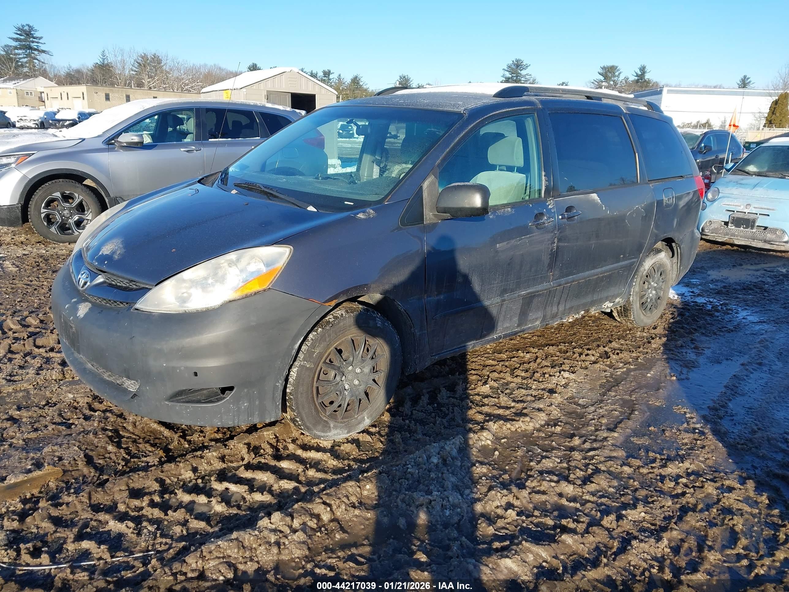 TOYOTA SIENNA image 2