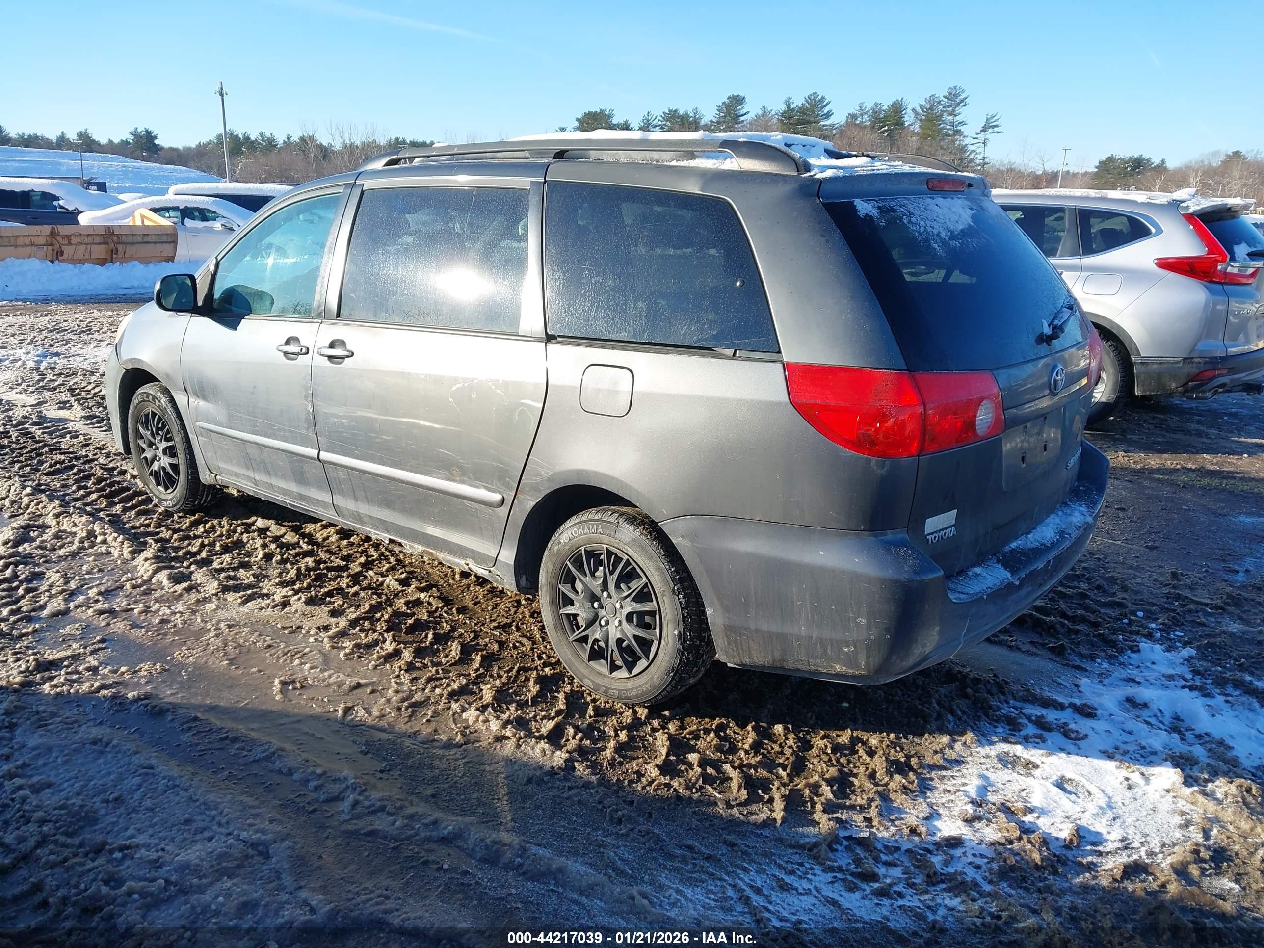 TOYOTA SIENNA image 3