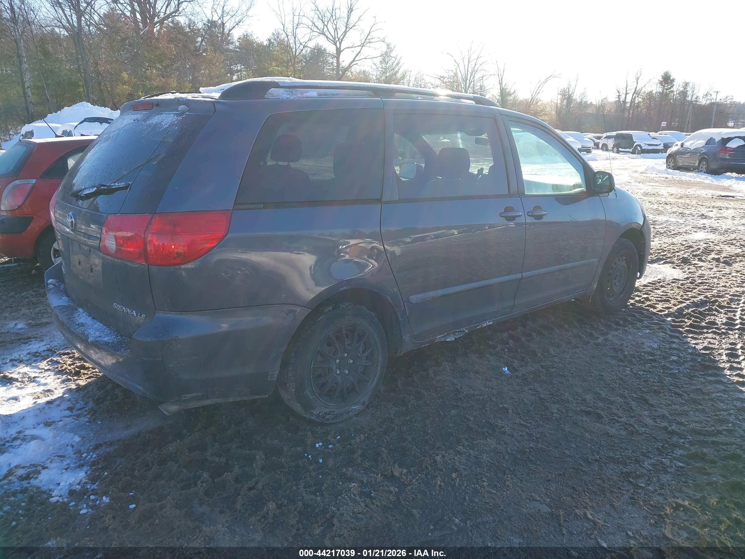 TOYOTA SIENNA image 4
