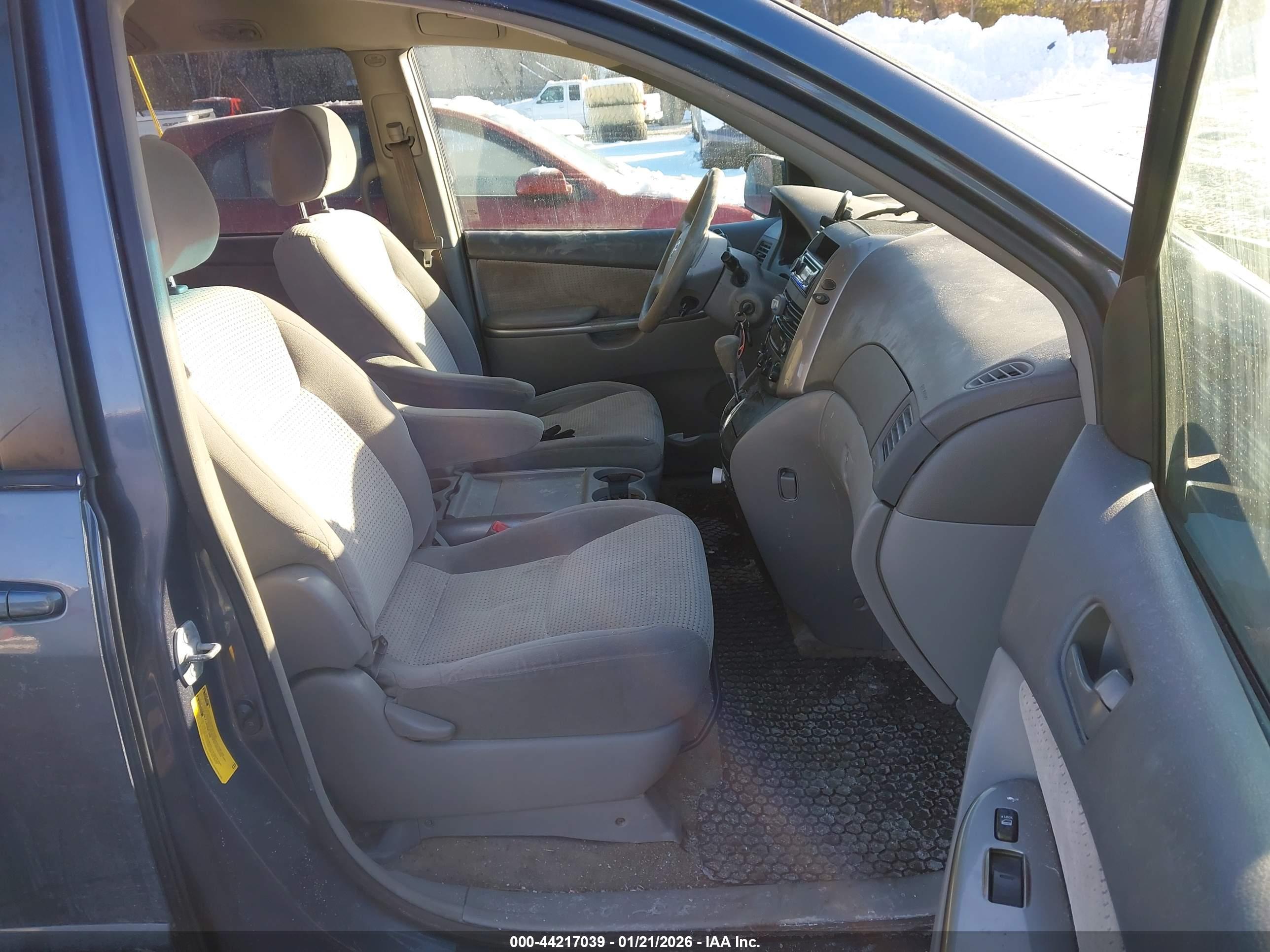 TOYOTA SIENNA image 5
