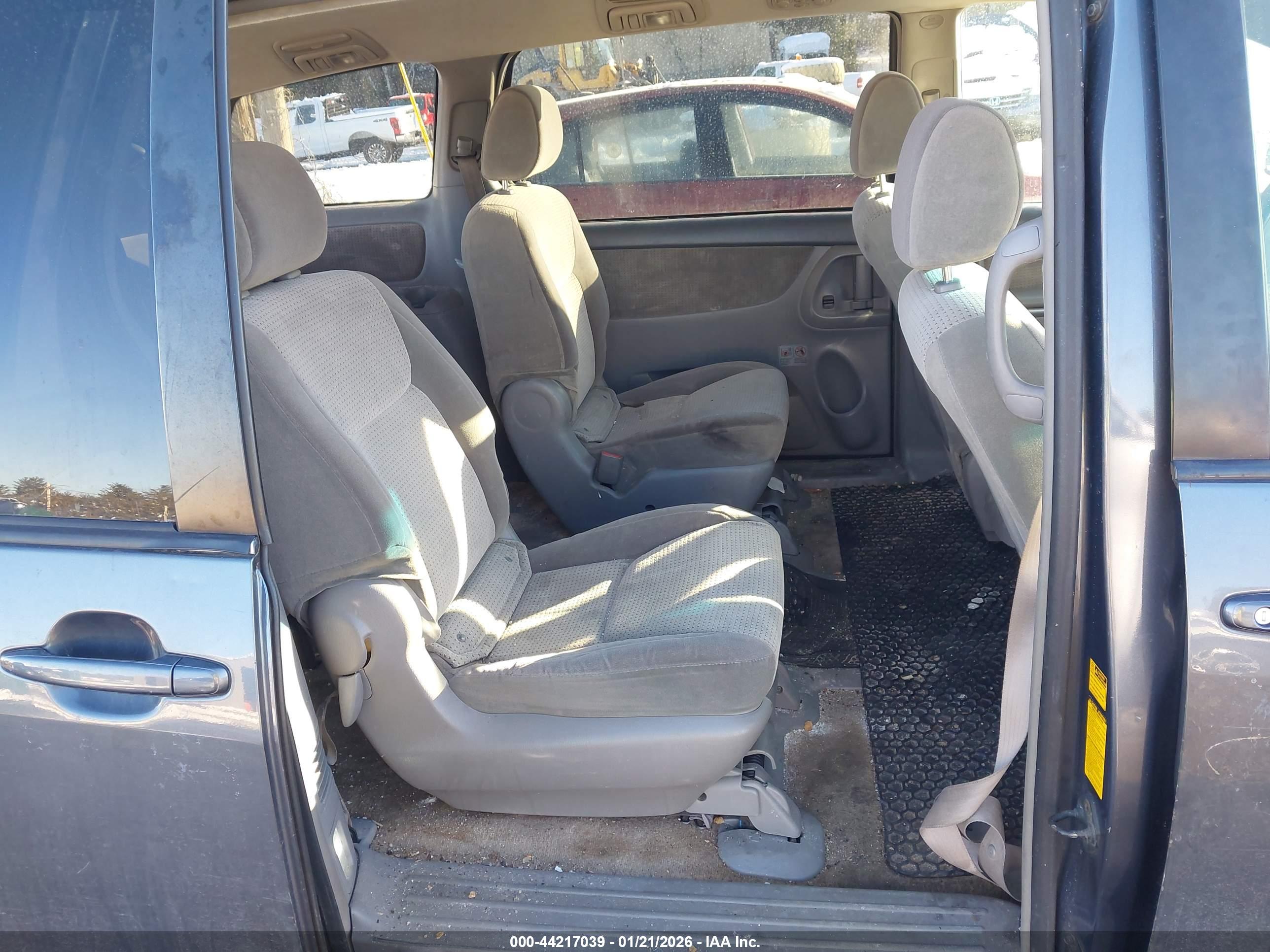 TOYOTA SIENNA image 8