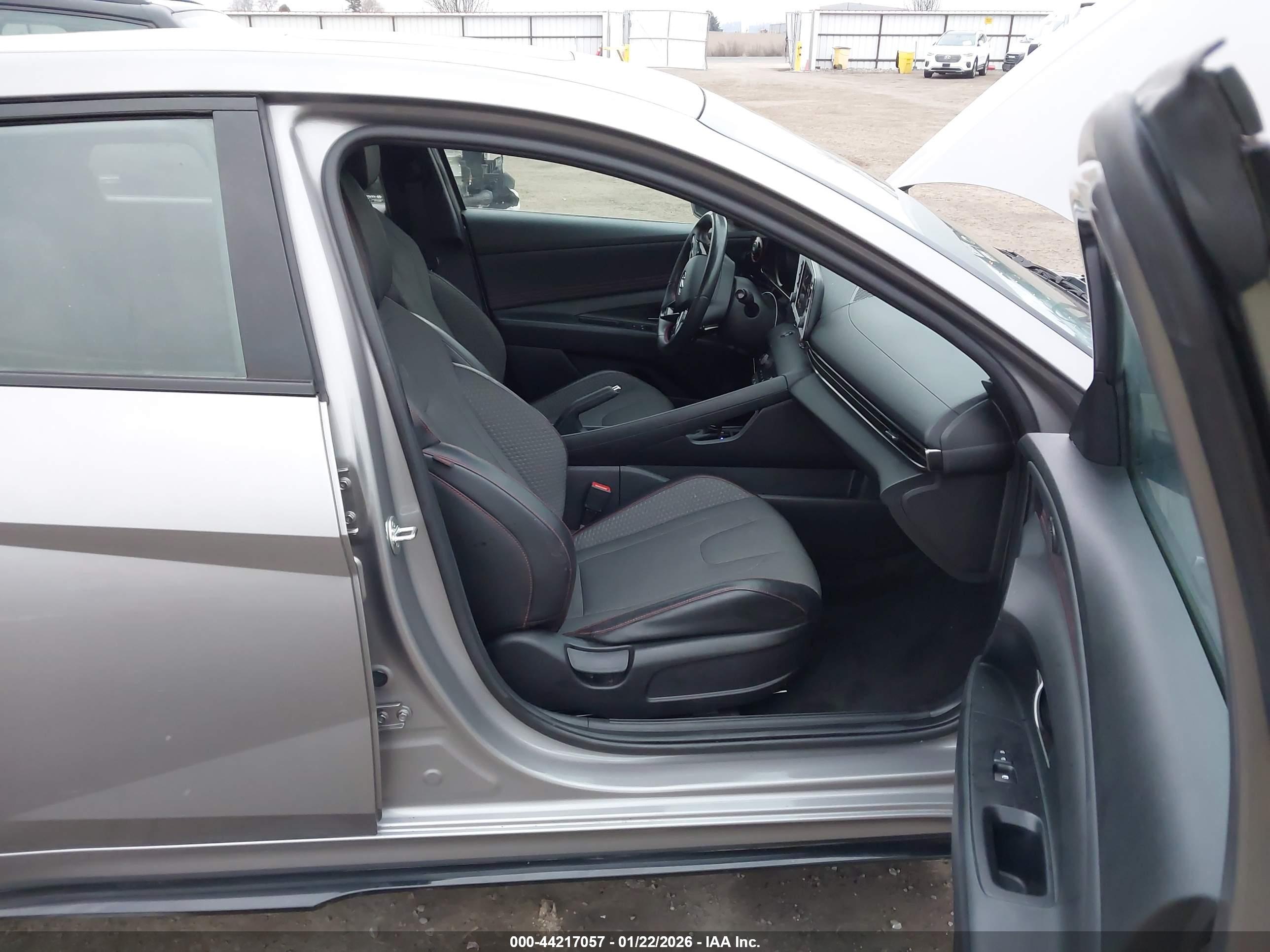 HYUNDAI ELANTRA image 5
