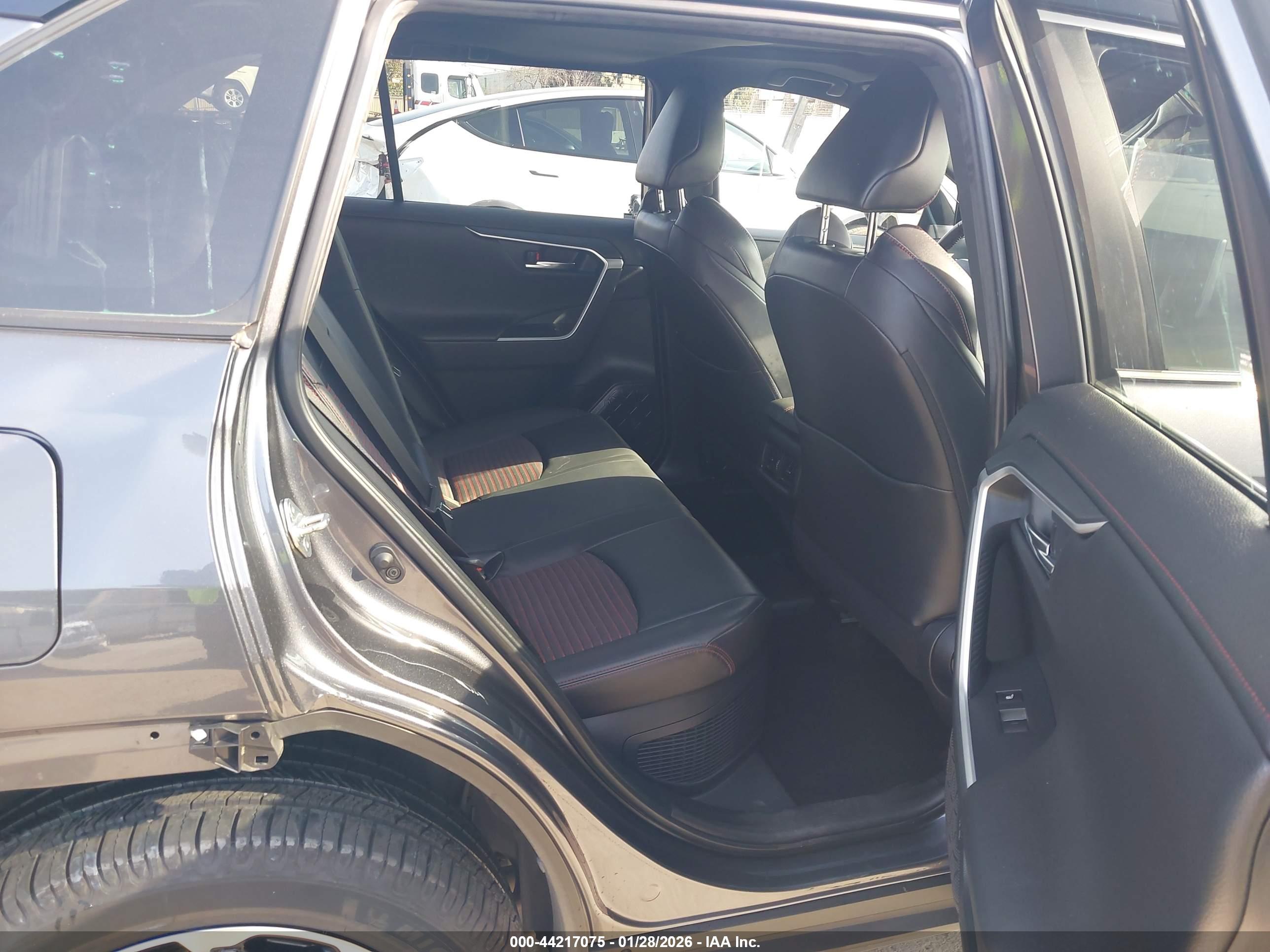TOYOTA RAV4 image 8