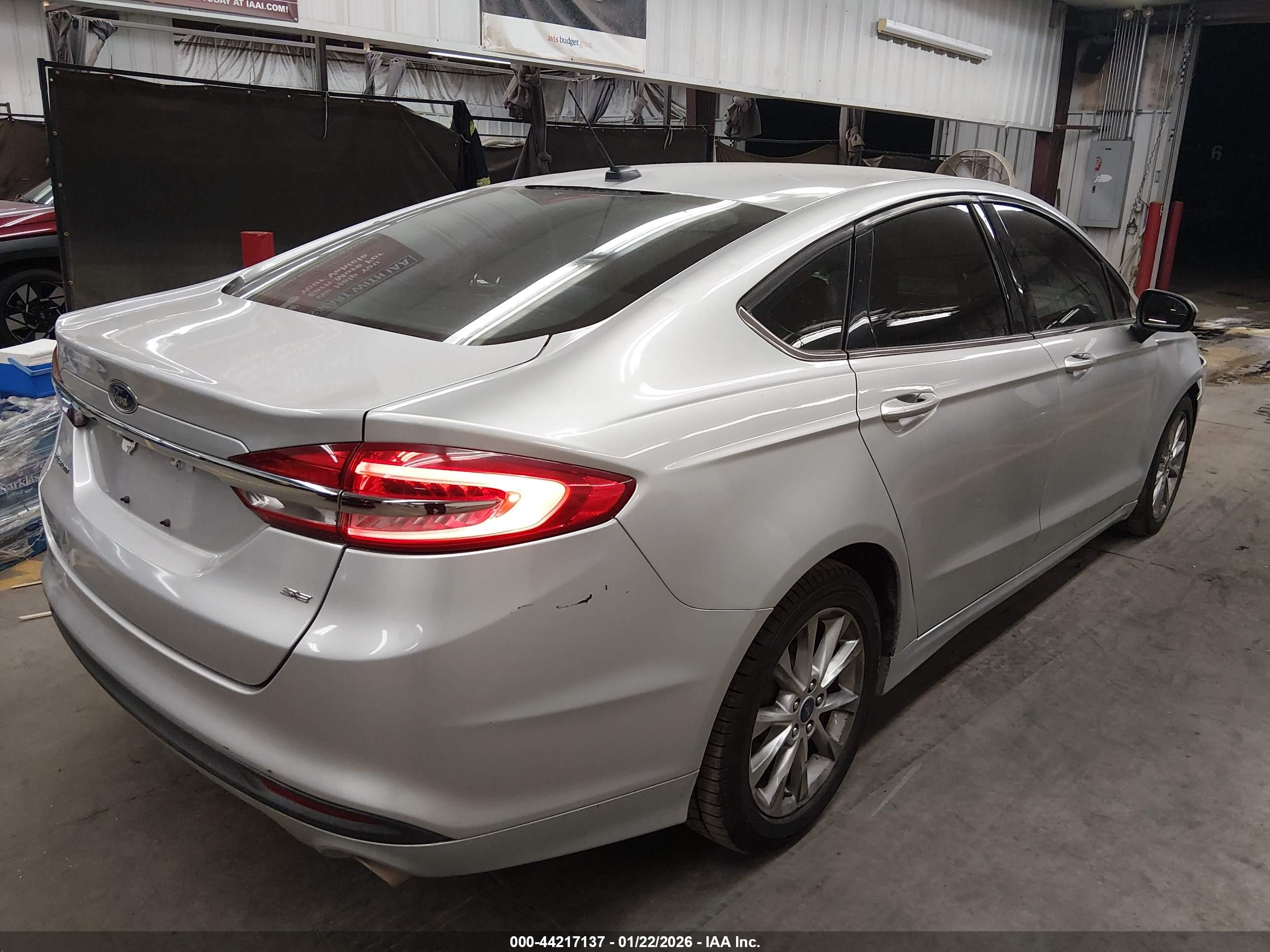 FORD FUSION image 4