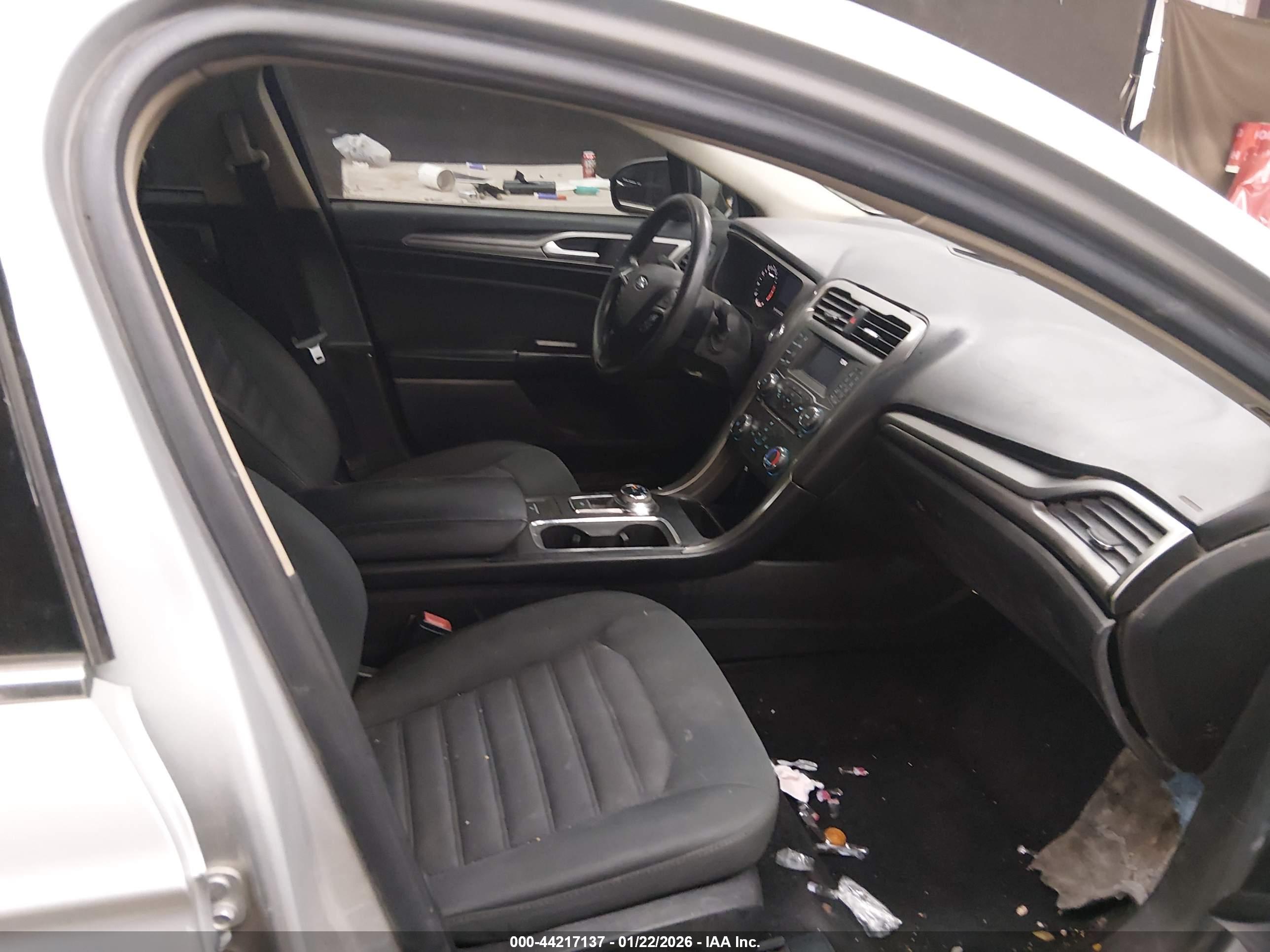 FORD FUSION image 5