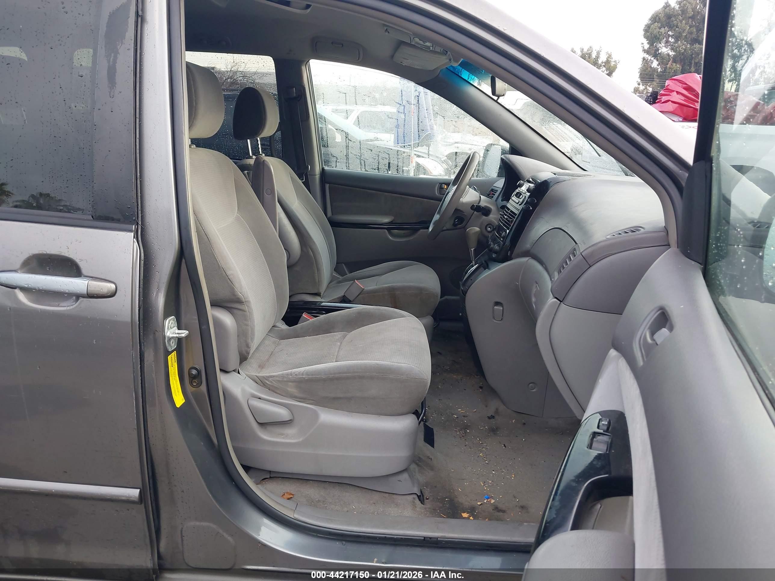 TOYOTA SIENNA image 5