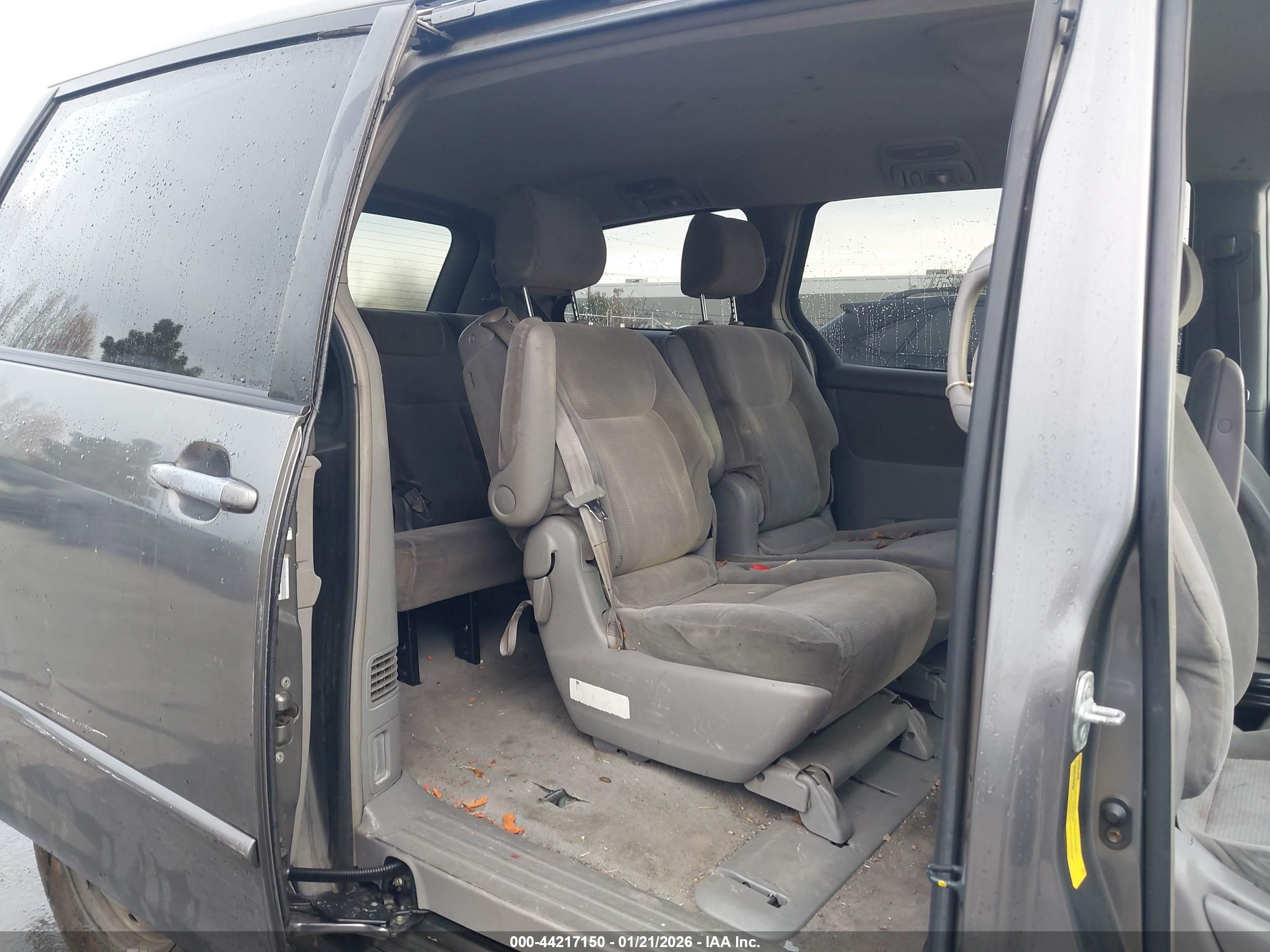 TOYOTA SIENNA image 8