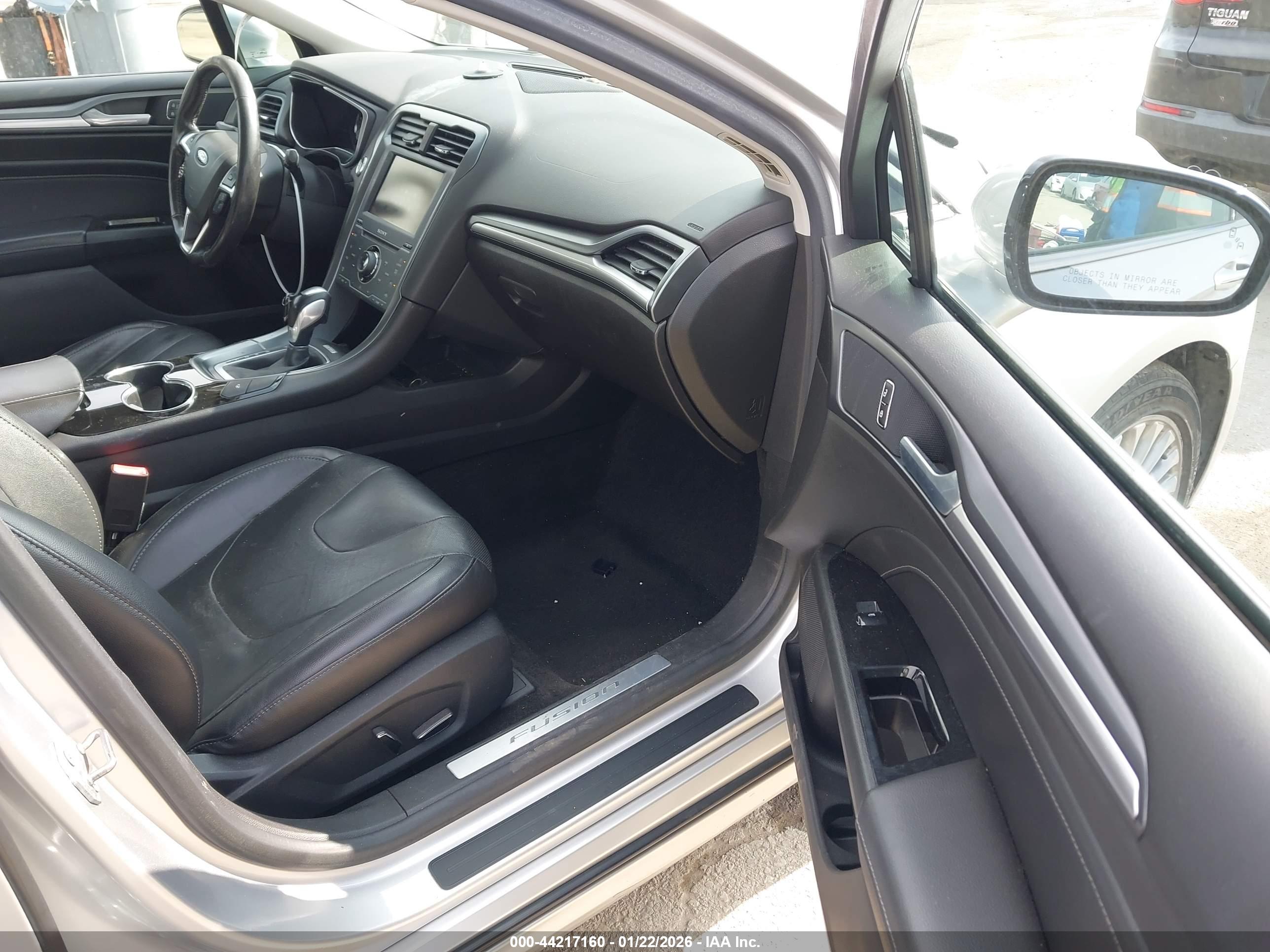 FORD FUSION image 5