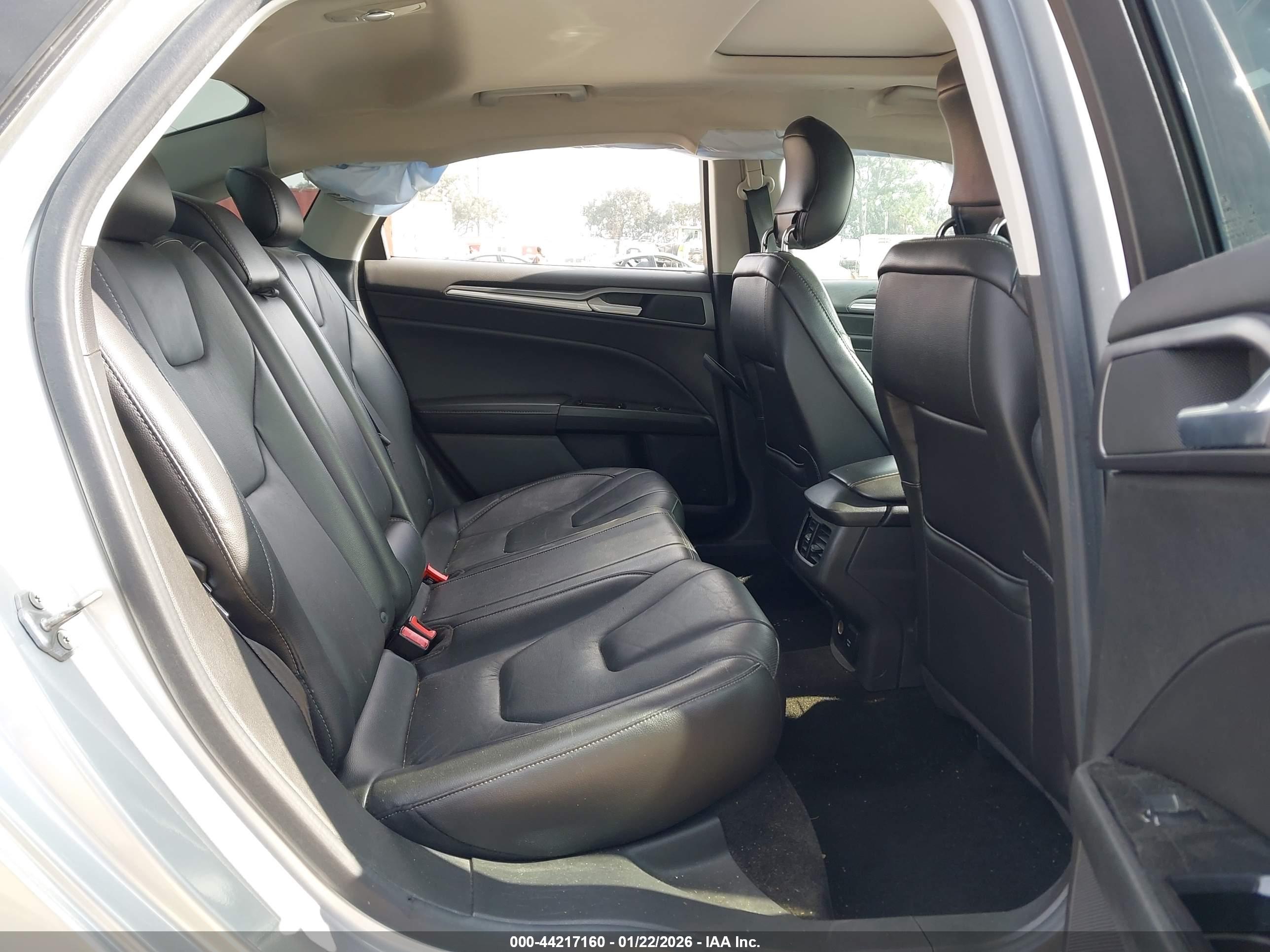 FORD FUSION image 8