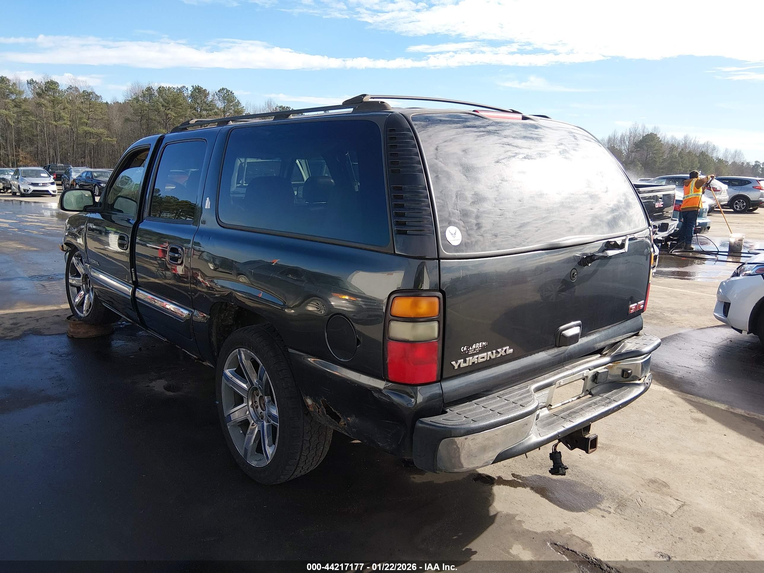 GMC YUKON image 3
