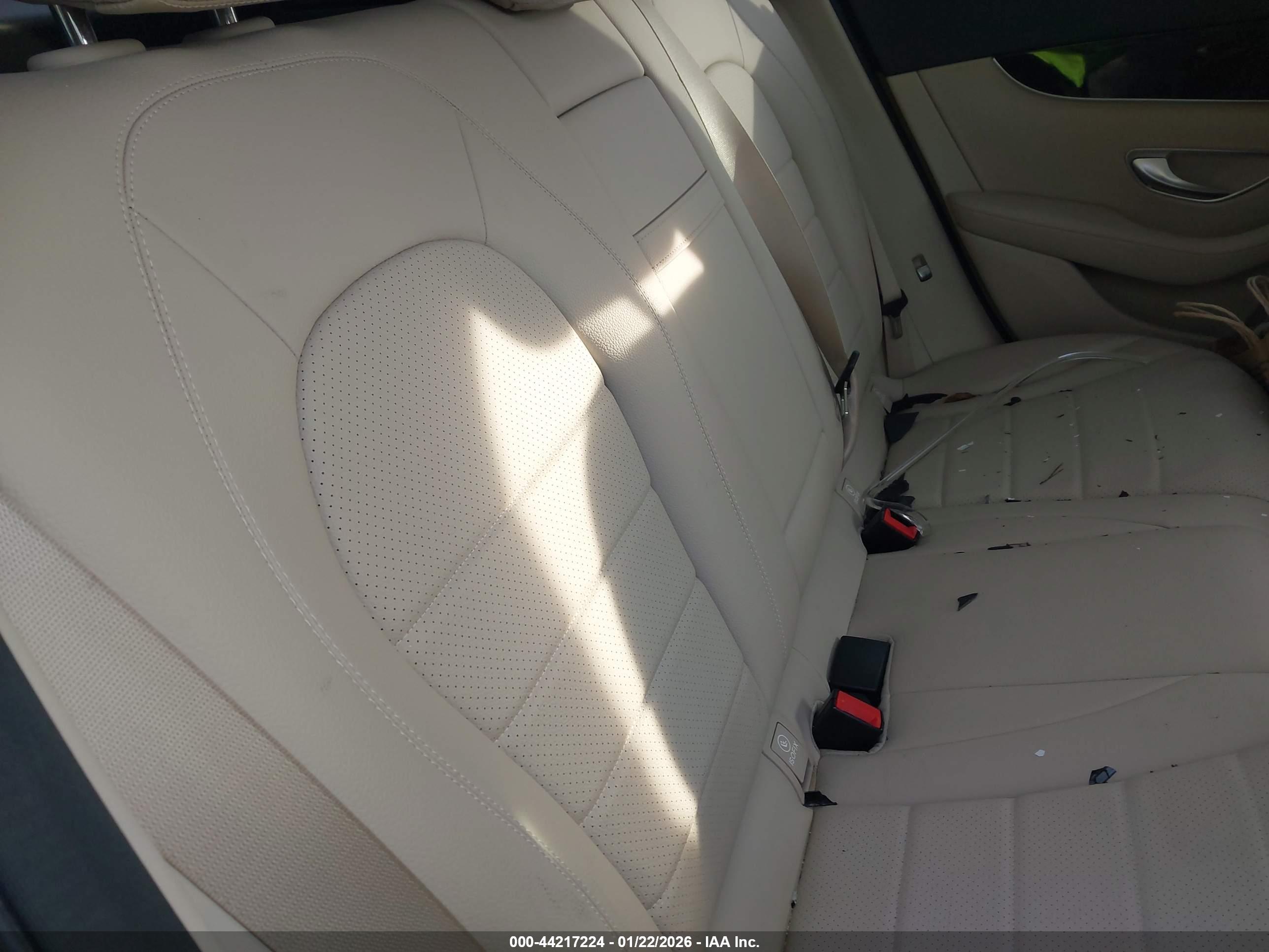 MERCEDES-BENZ GLC image 8
