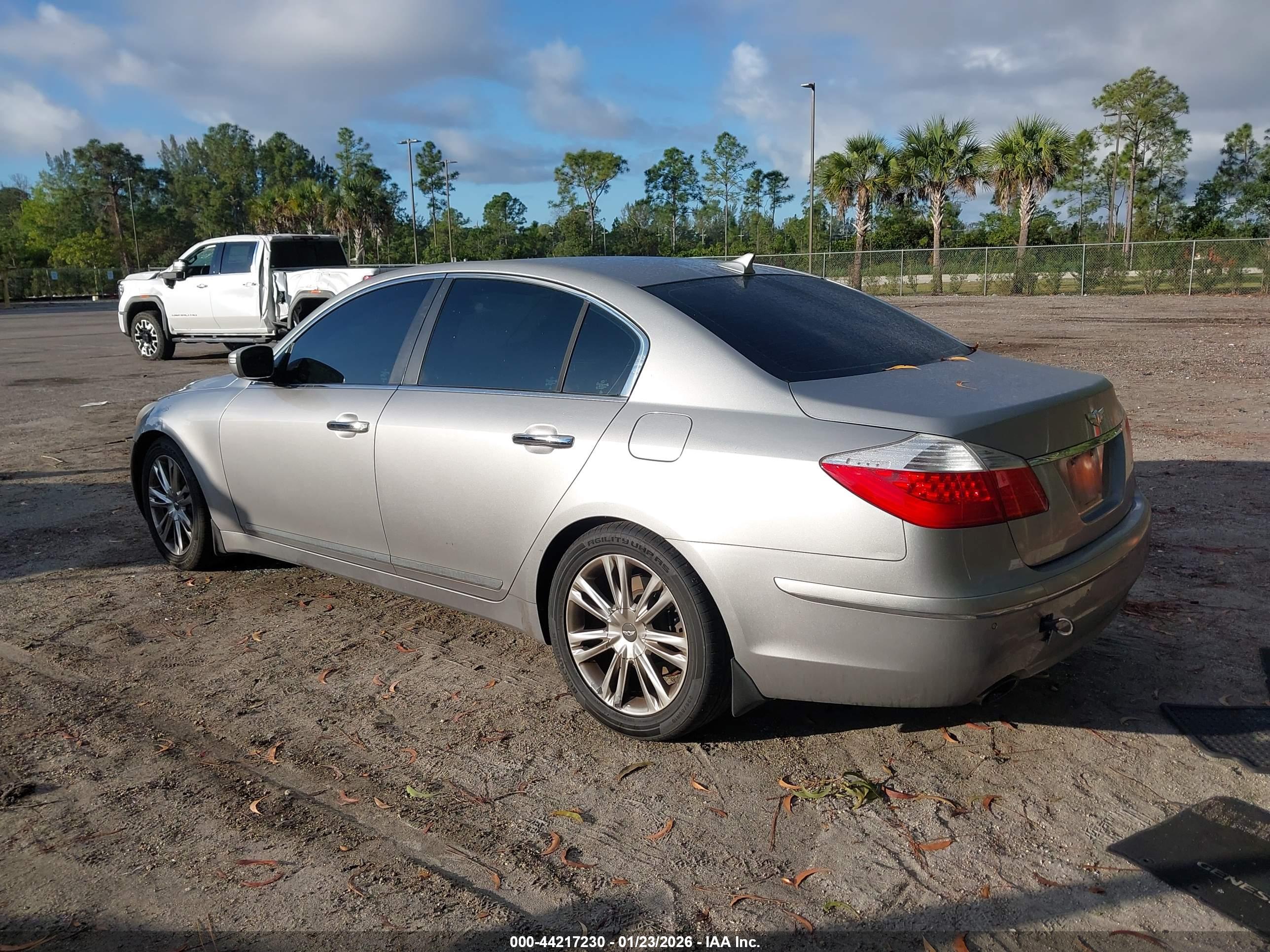 HYUNDAI GENESIS image 3