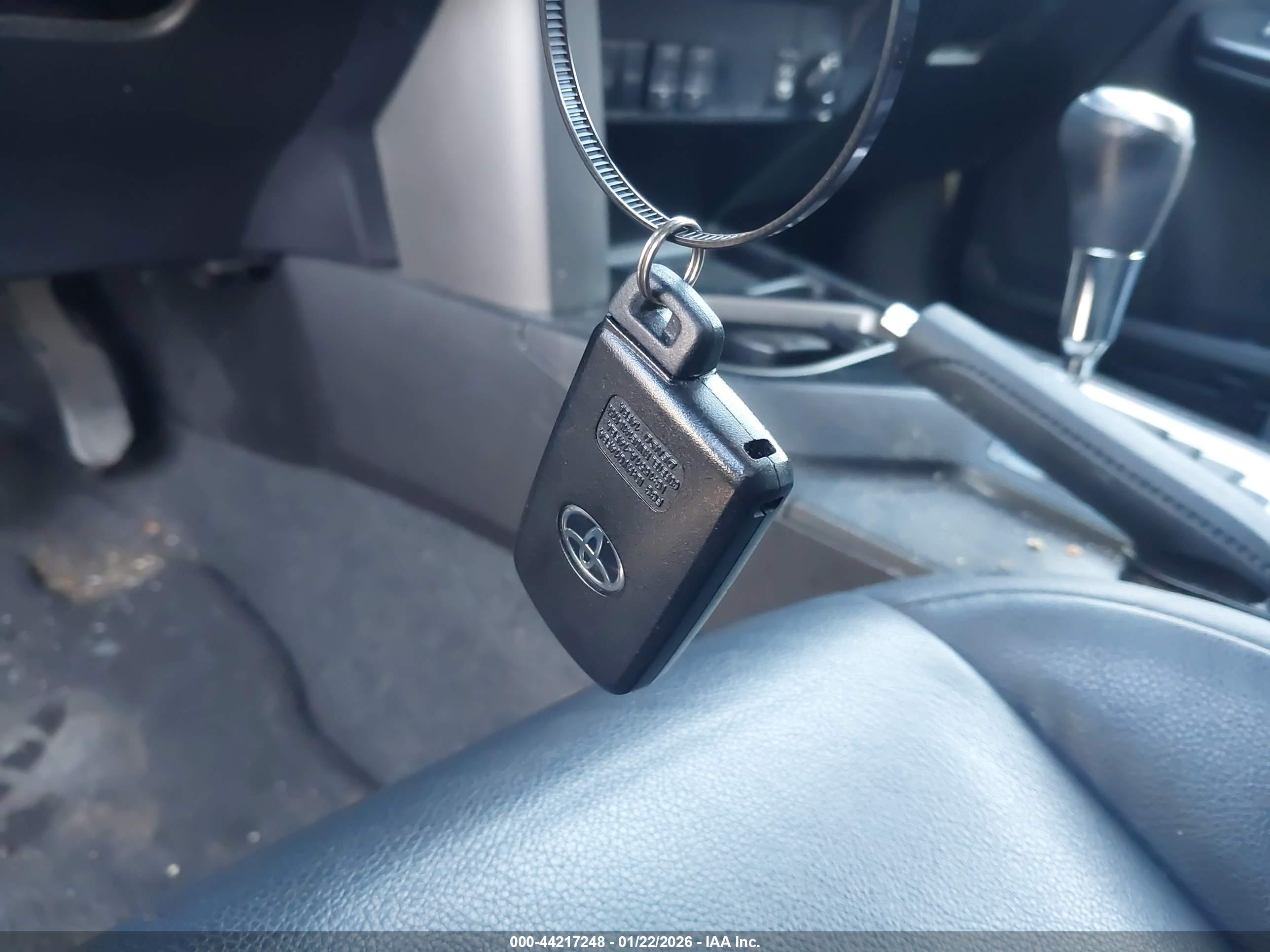 TOYOTA RAV4 image 11