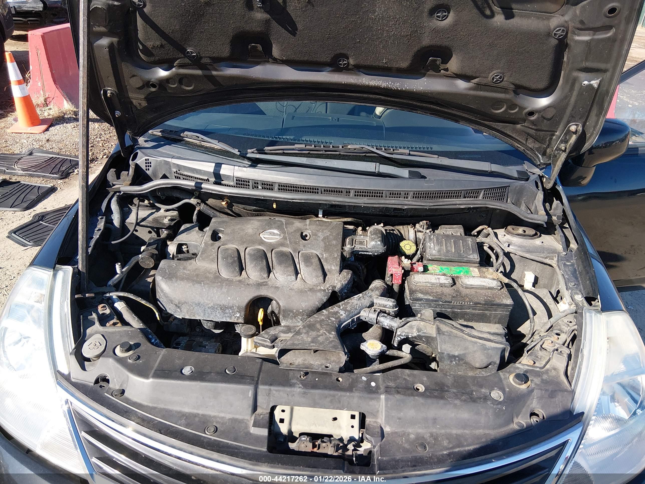 NISSAN VERSA image 10