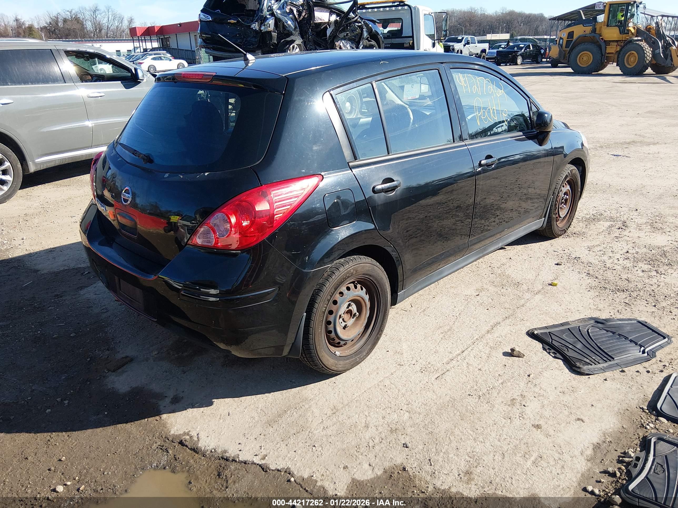 NISSAN VERSA image 4
