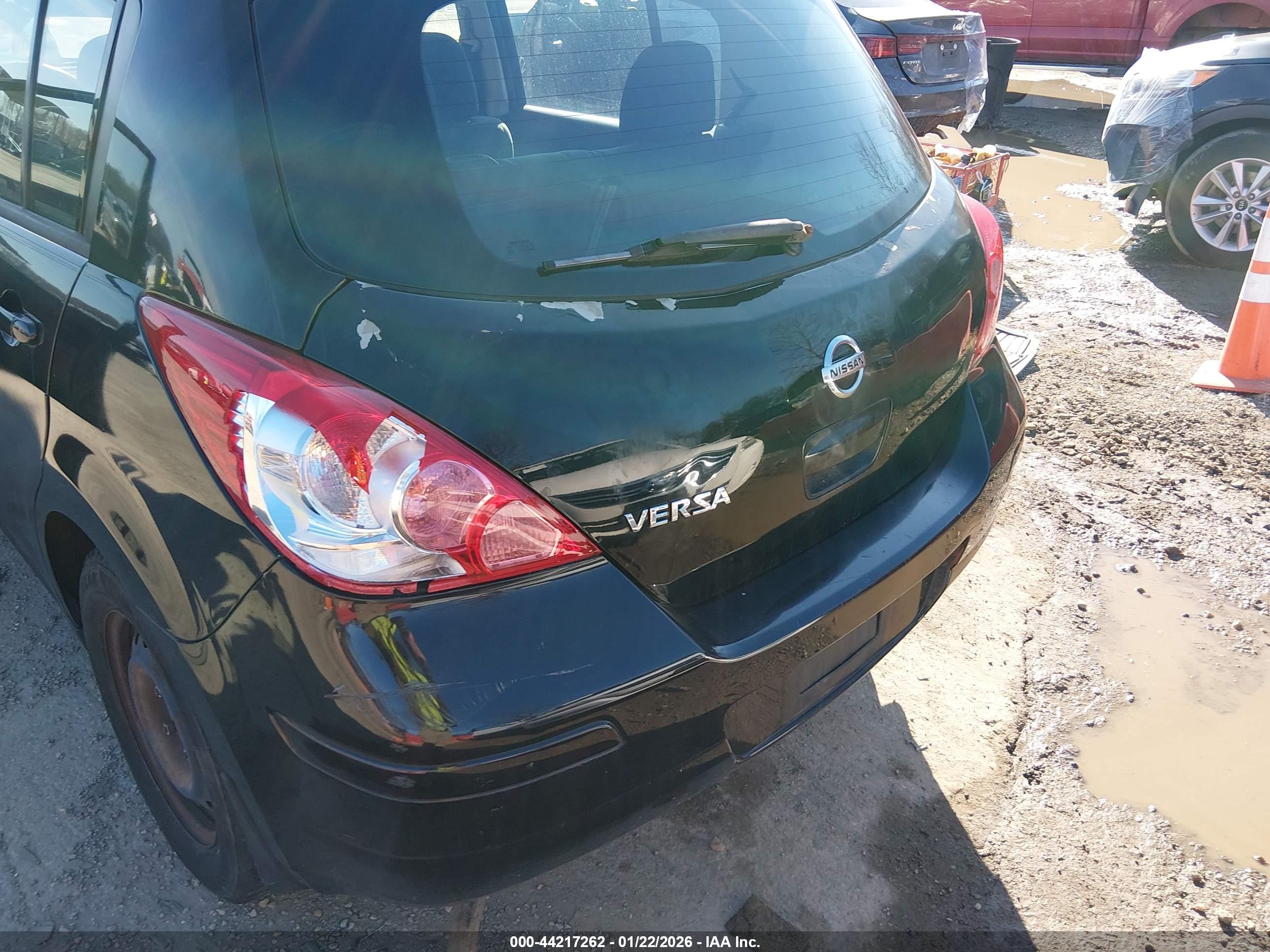 NISSAN VERSA image 6