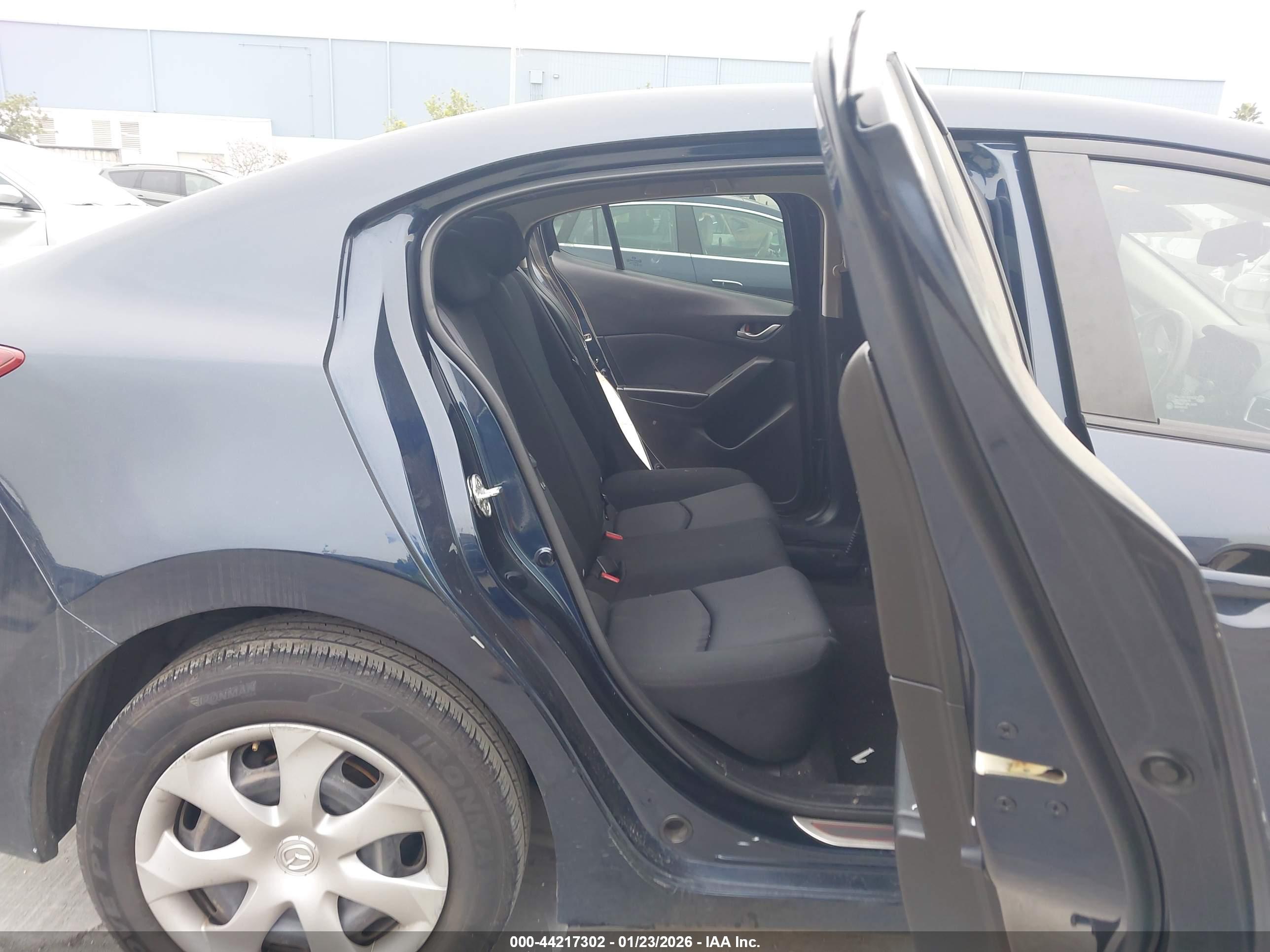 MAZDA MAZDA3 image 8