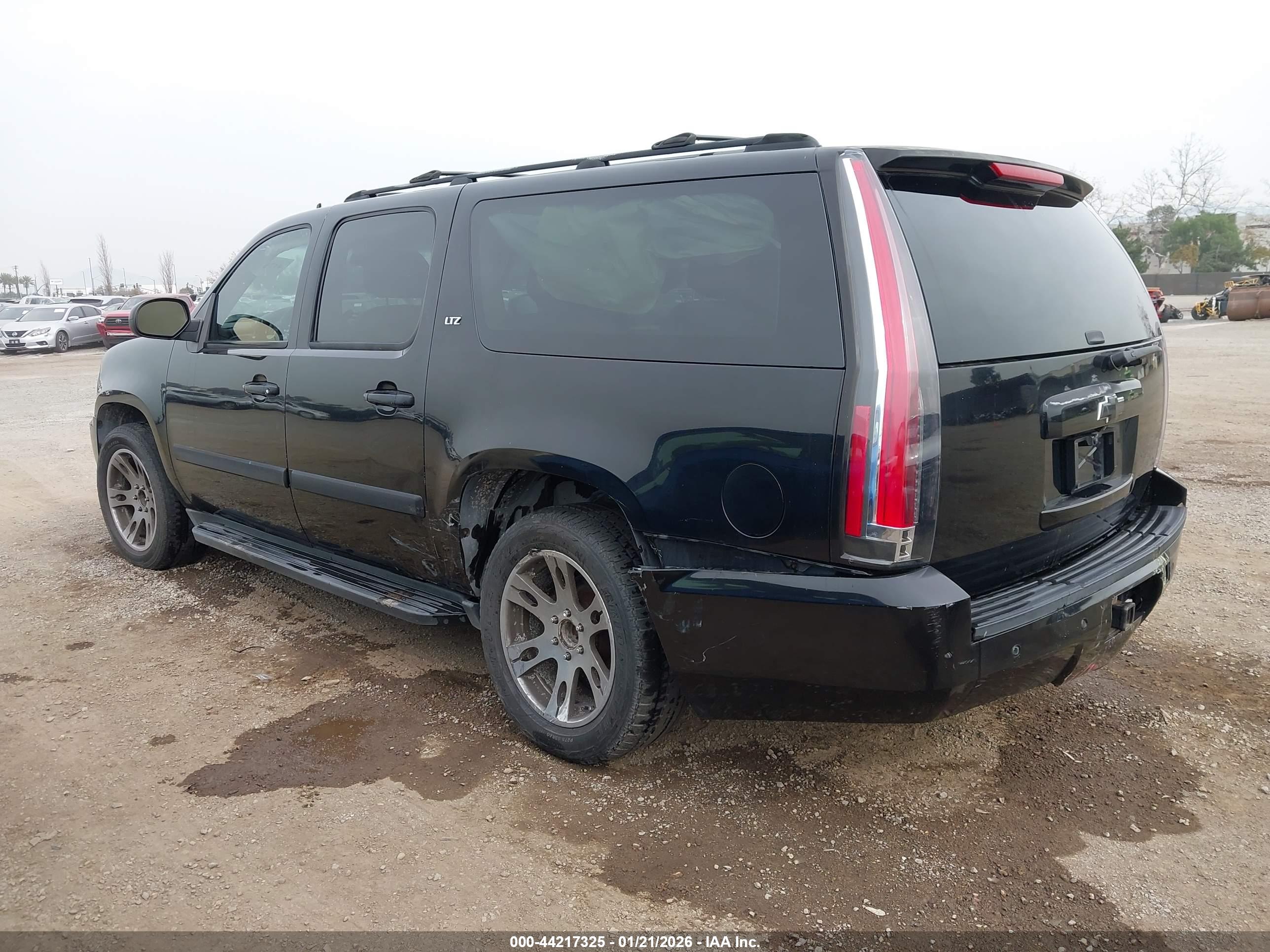 CHEVROLET SUBURBAN image 3