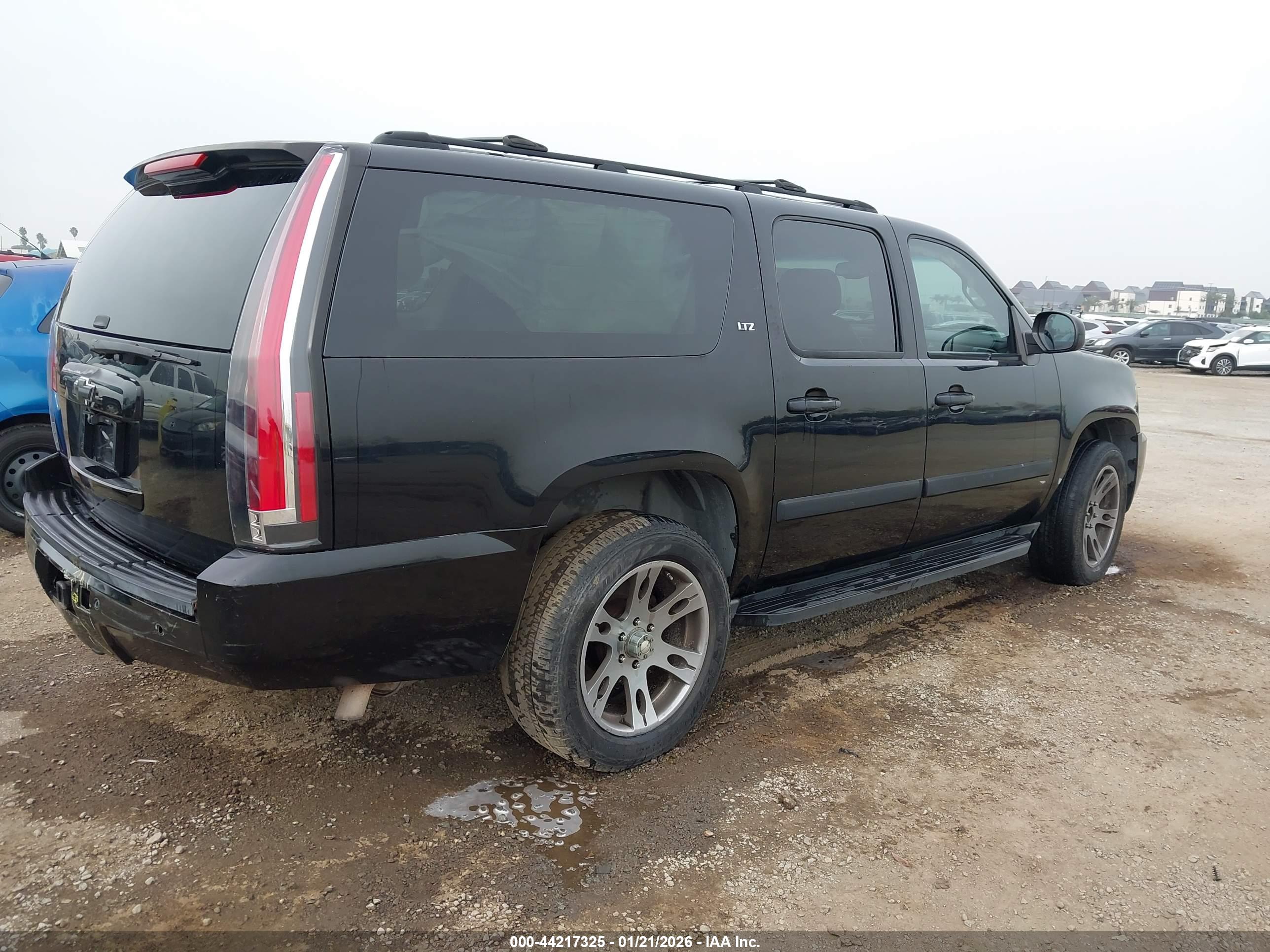 CHEVROLET SUBURBAN image 4