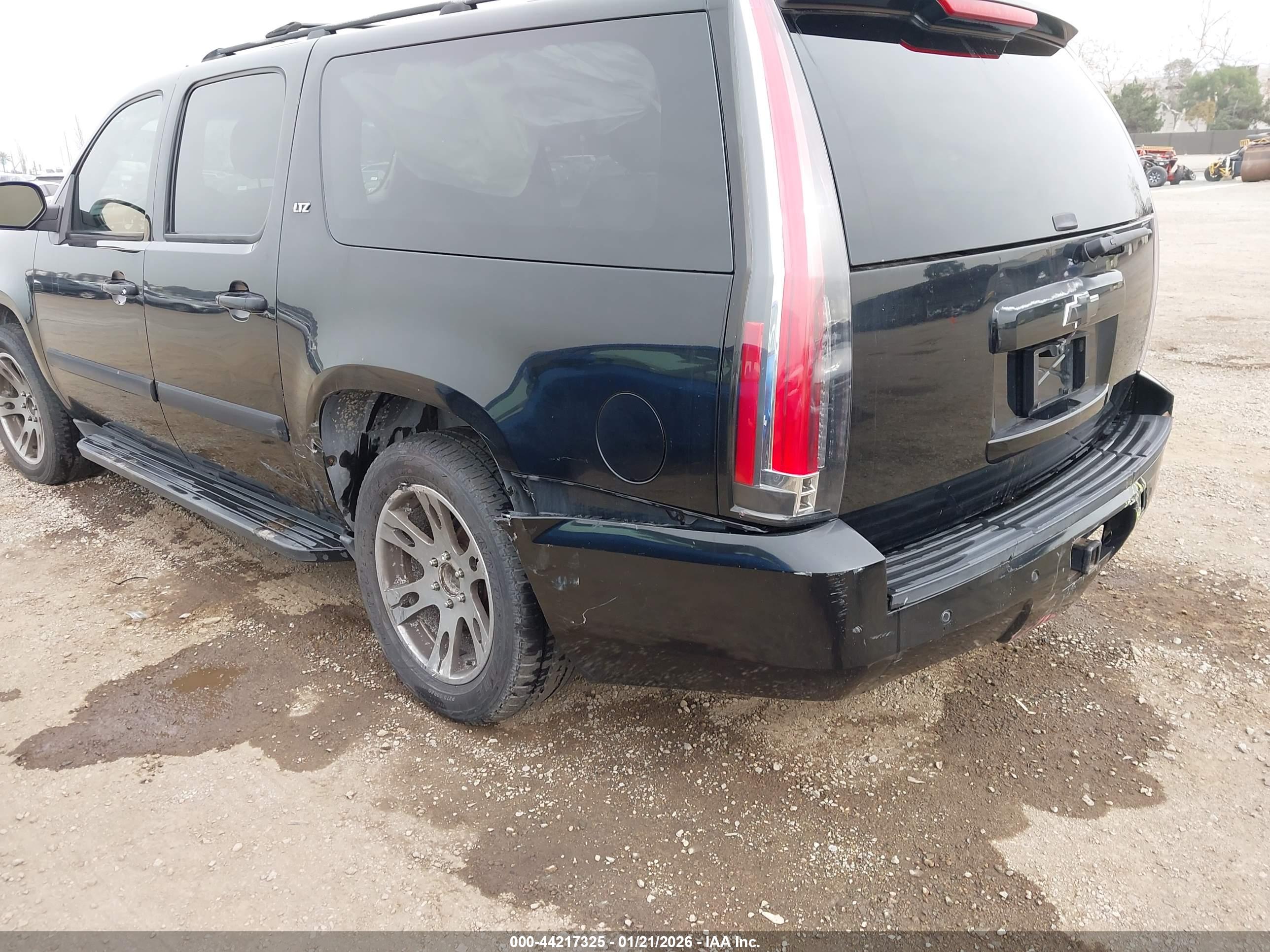 CHEVROLET SUBURBAN image 6