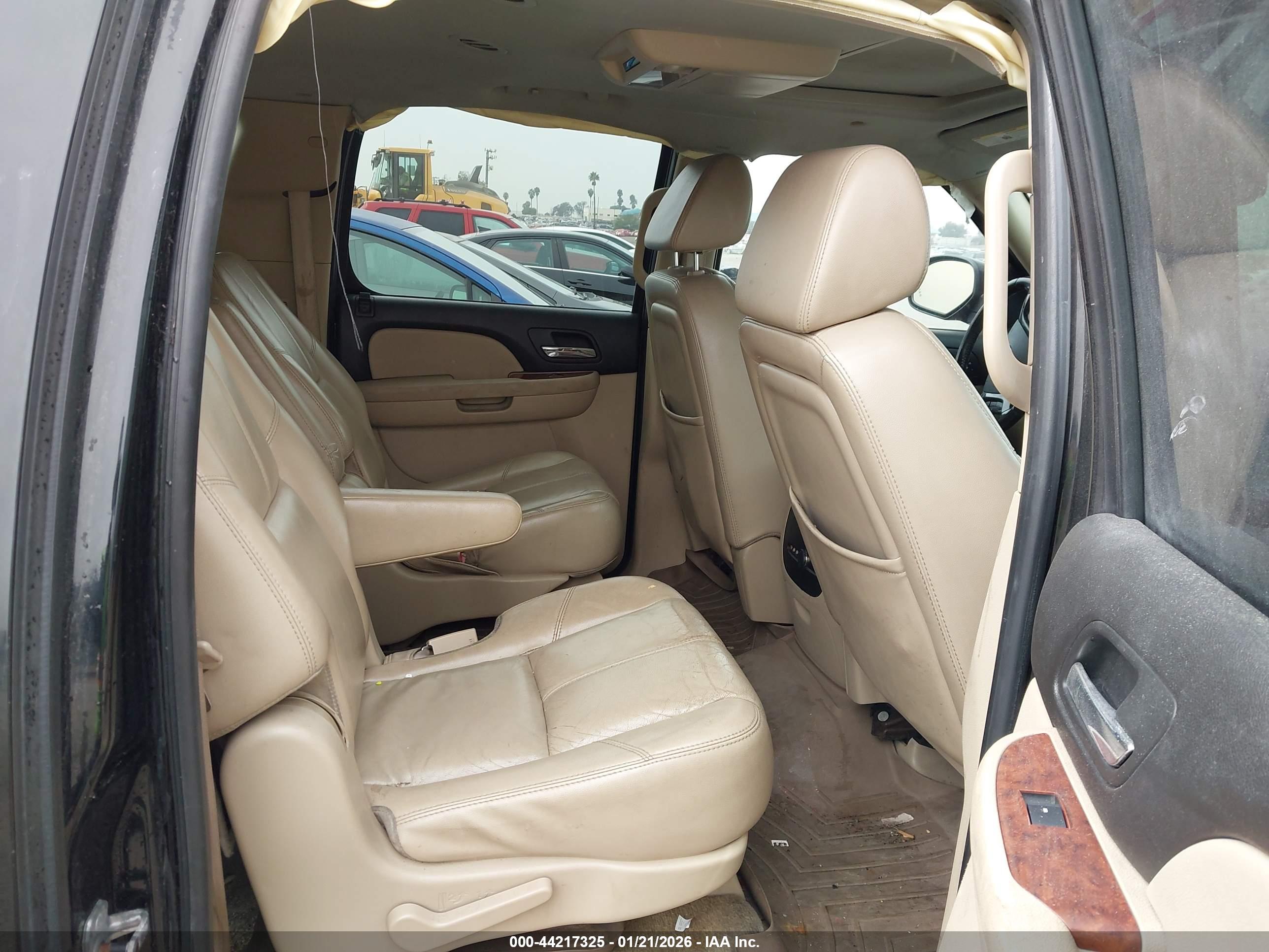 CHEVROLET SUBURBAN image 8