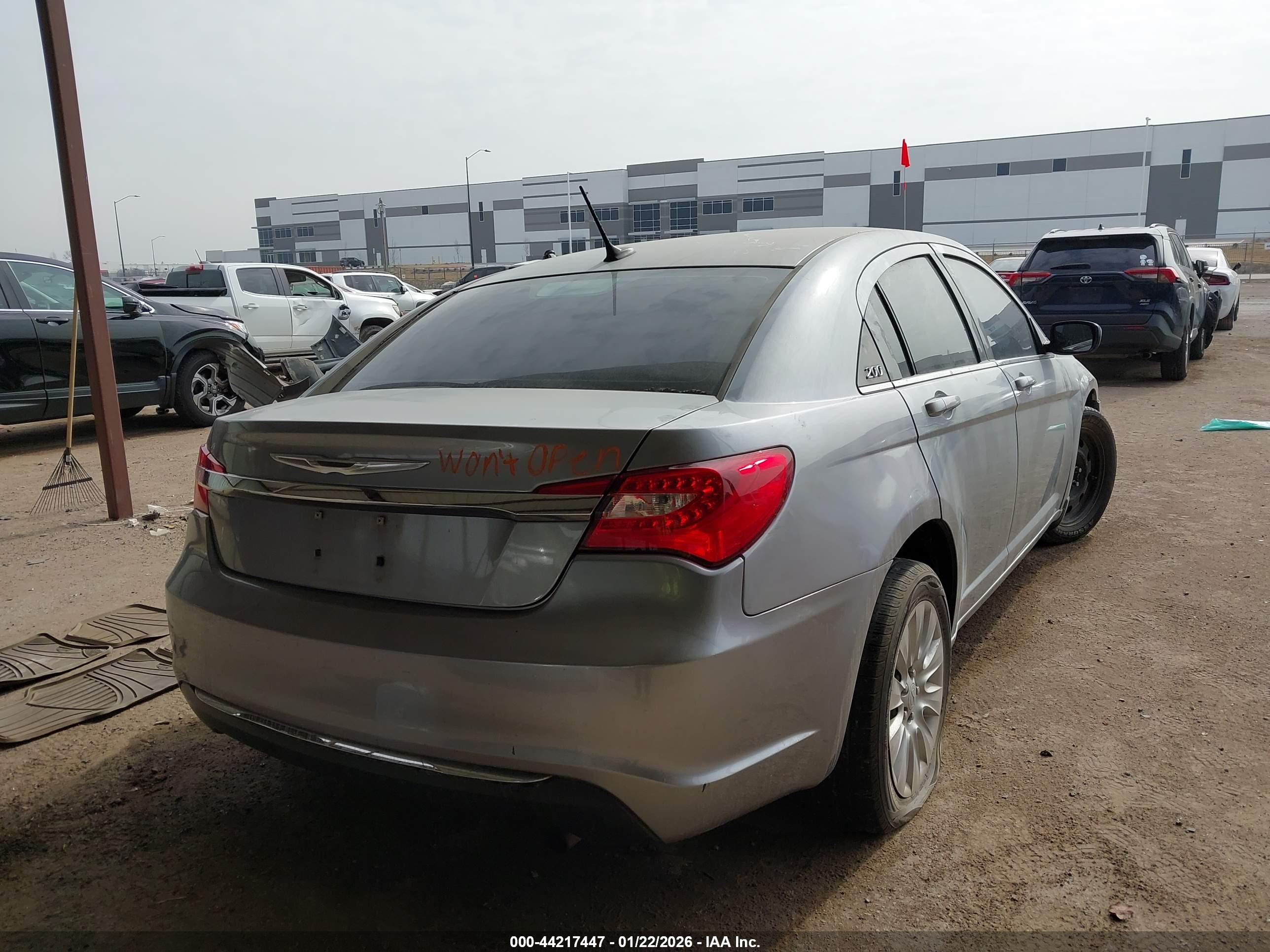 CHRYSLER 200 image 4