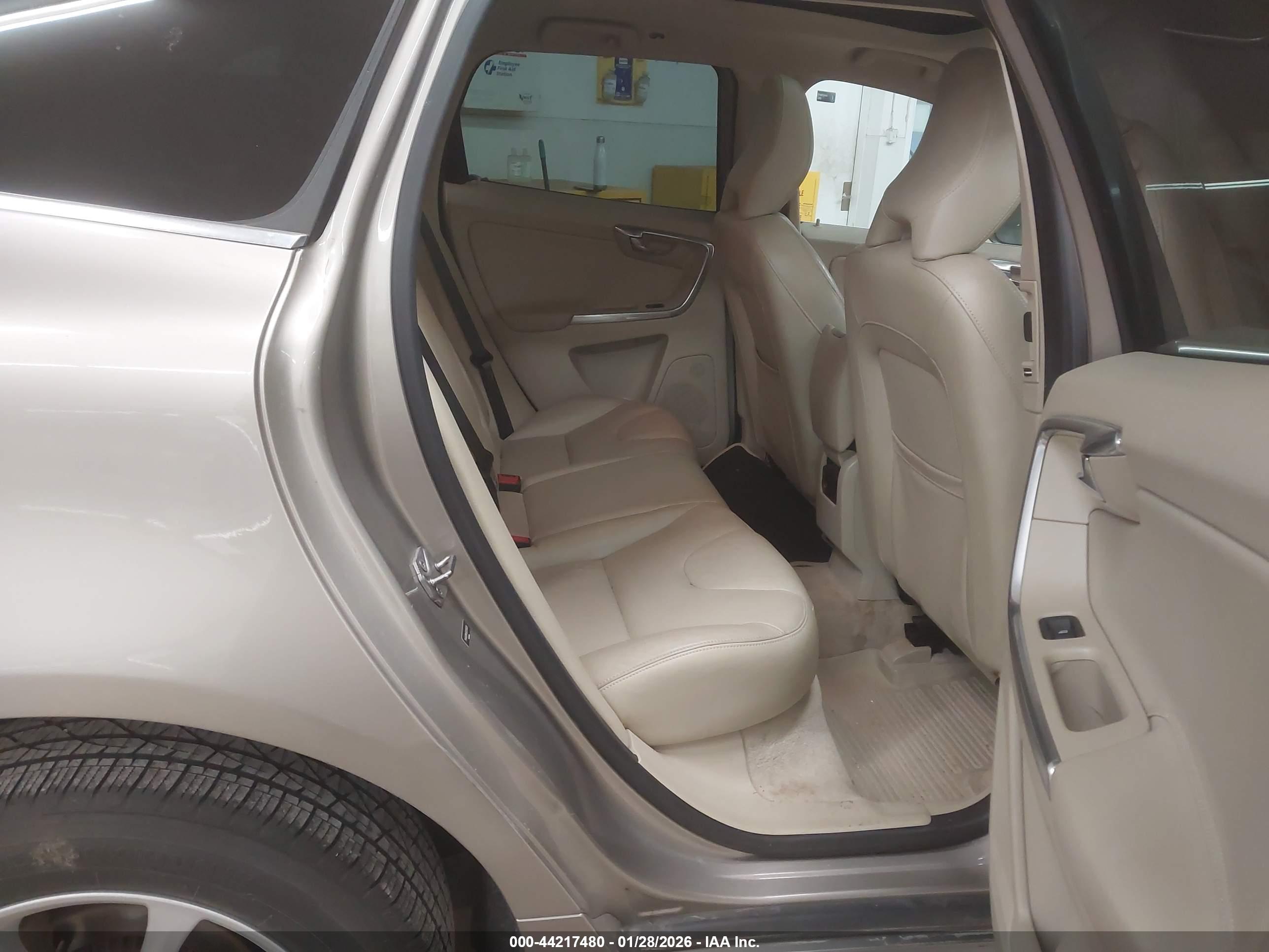 VOLVO XC60 image 8