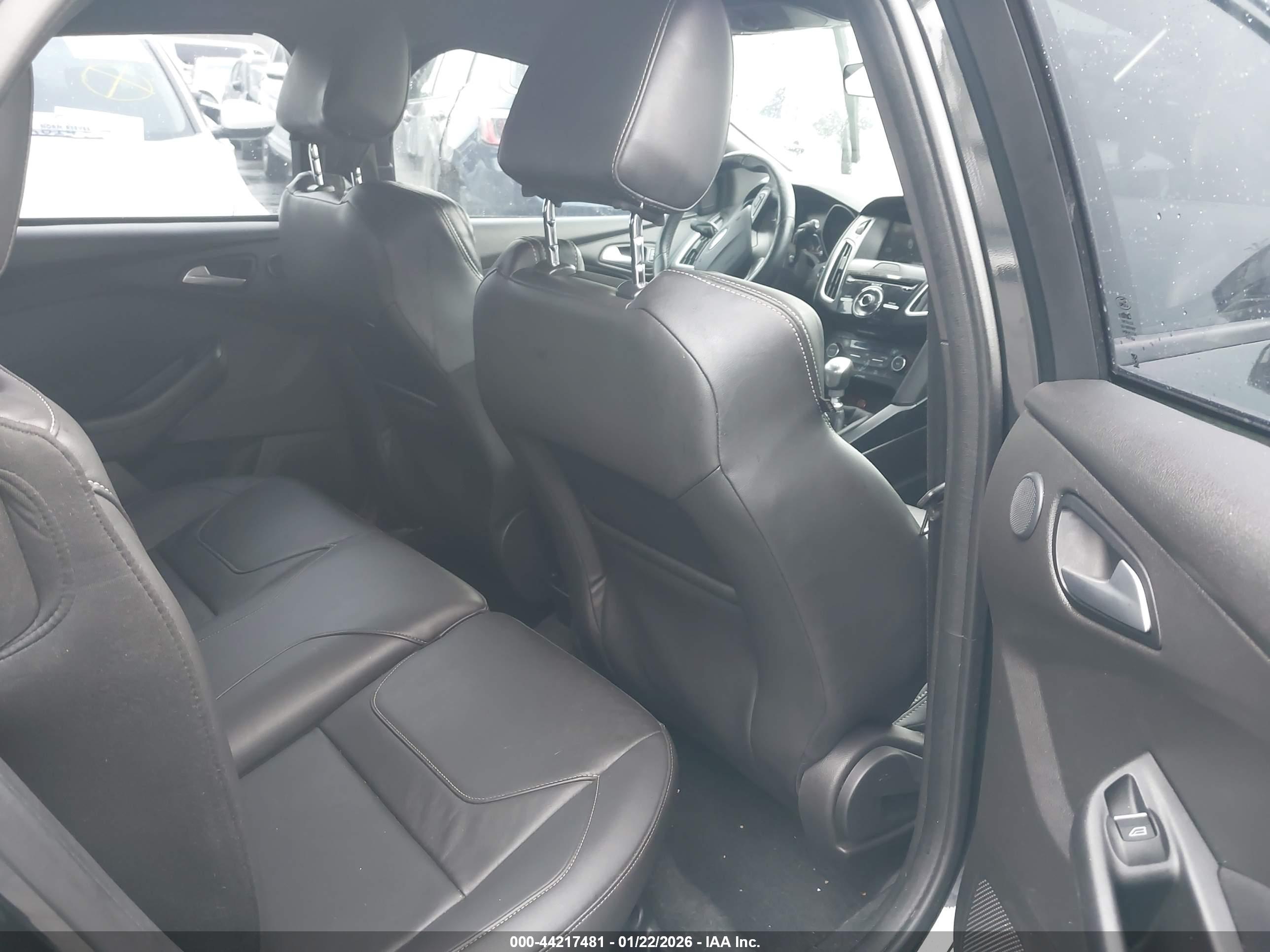 FORD FOCUS image 8