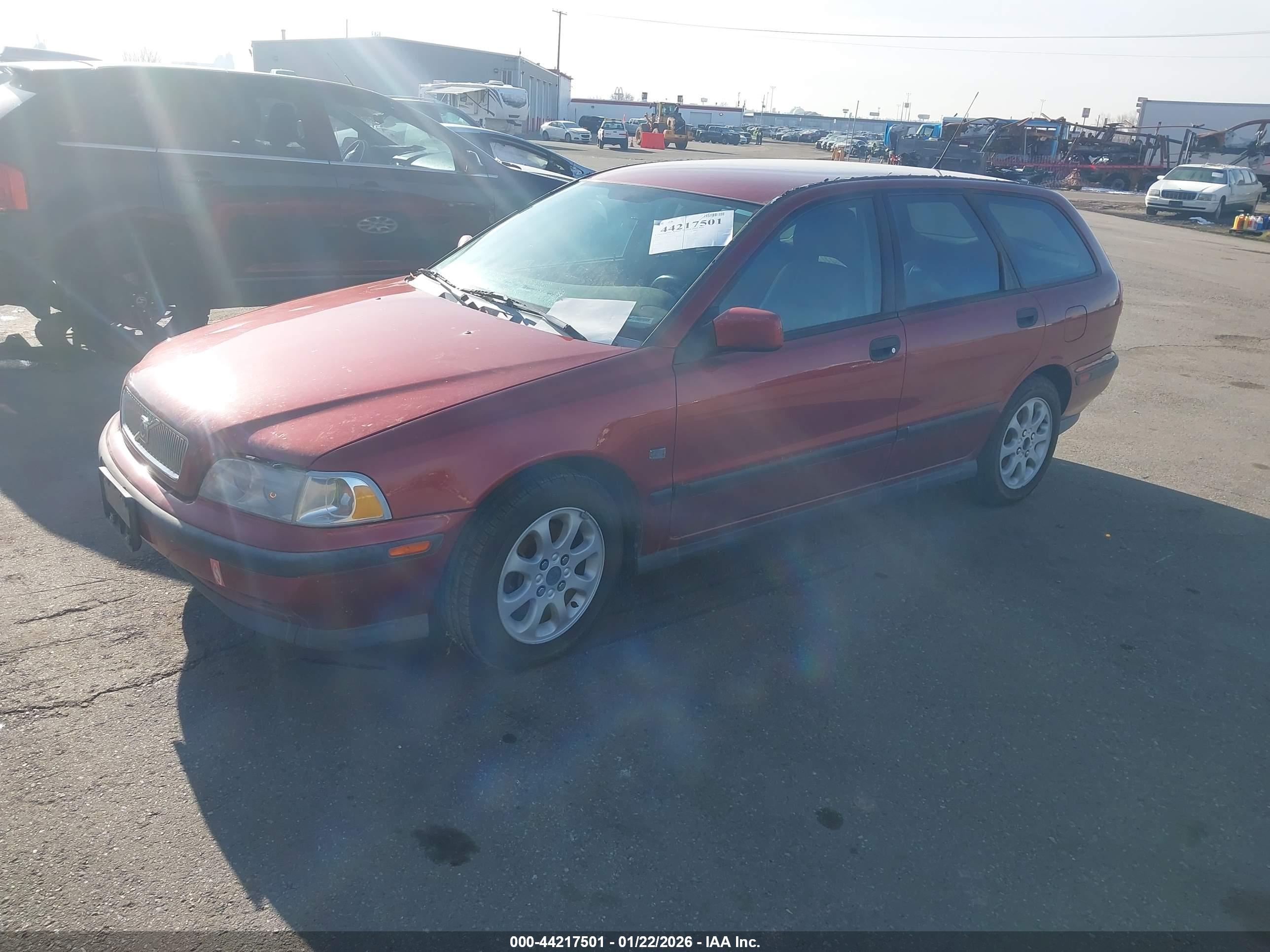 VOLVO V40 image 2