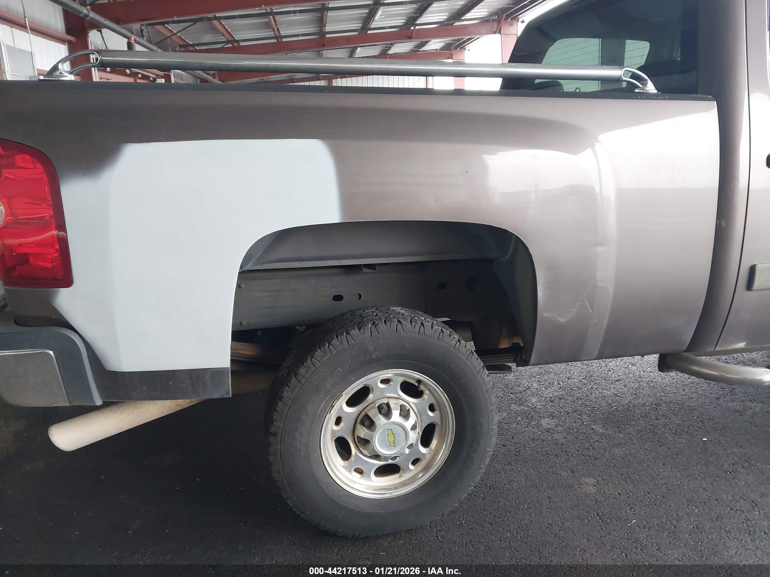 CHEVROLET SILVERADO image 6