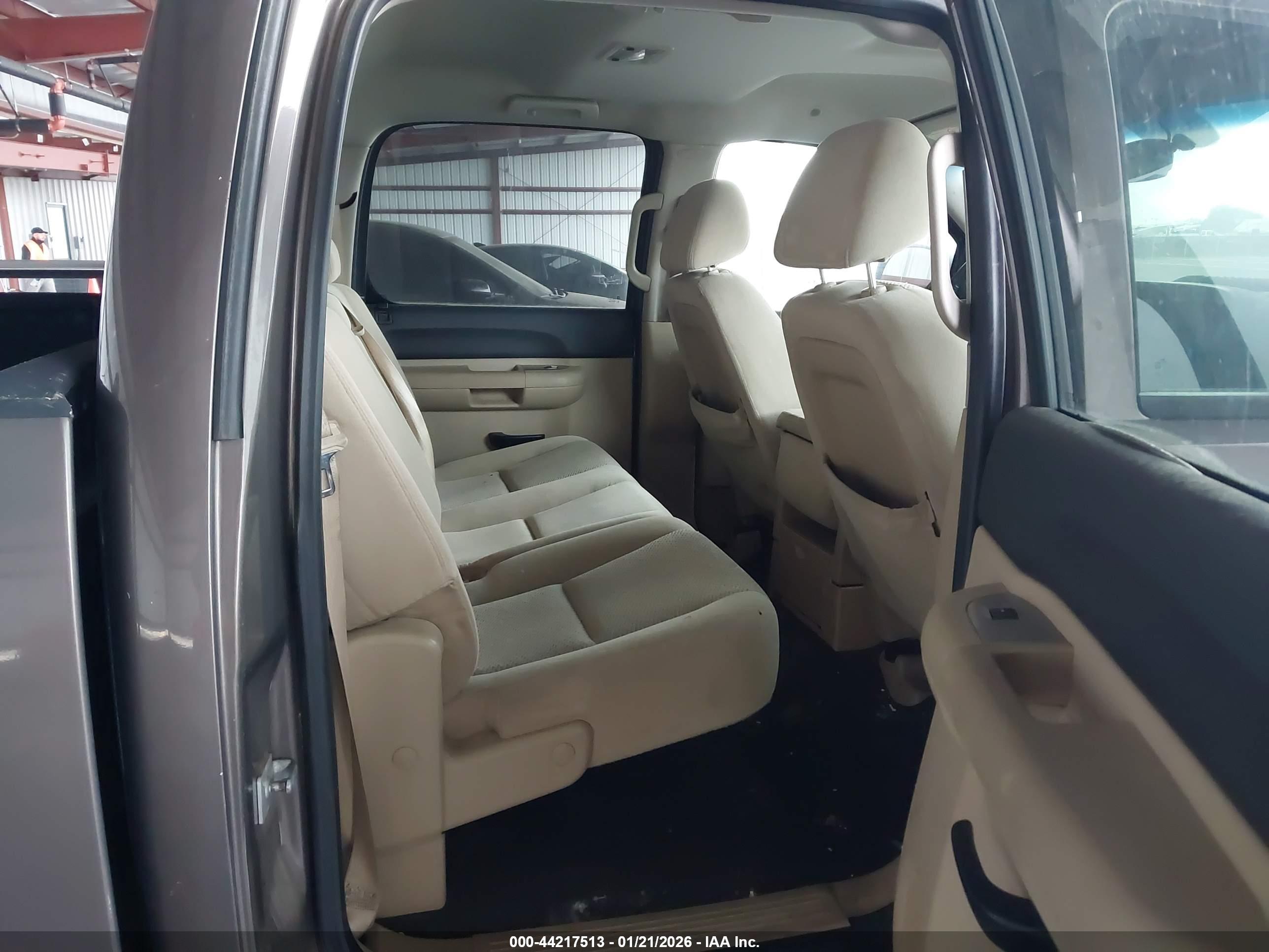 CHEVROLET SILVERADO image 8
