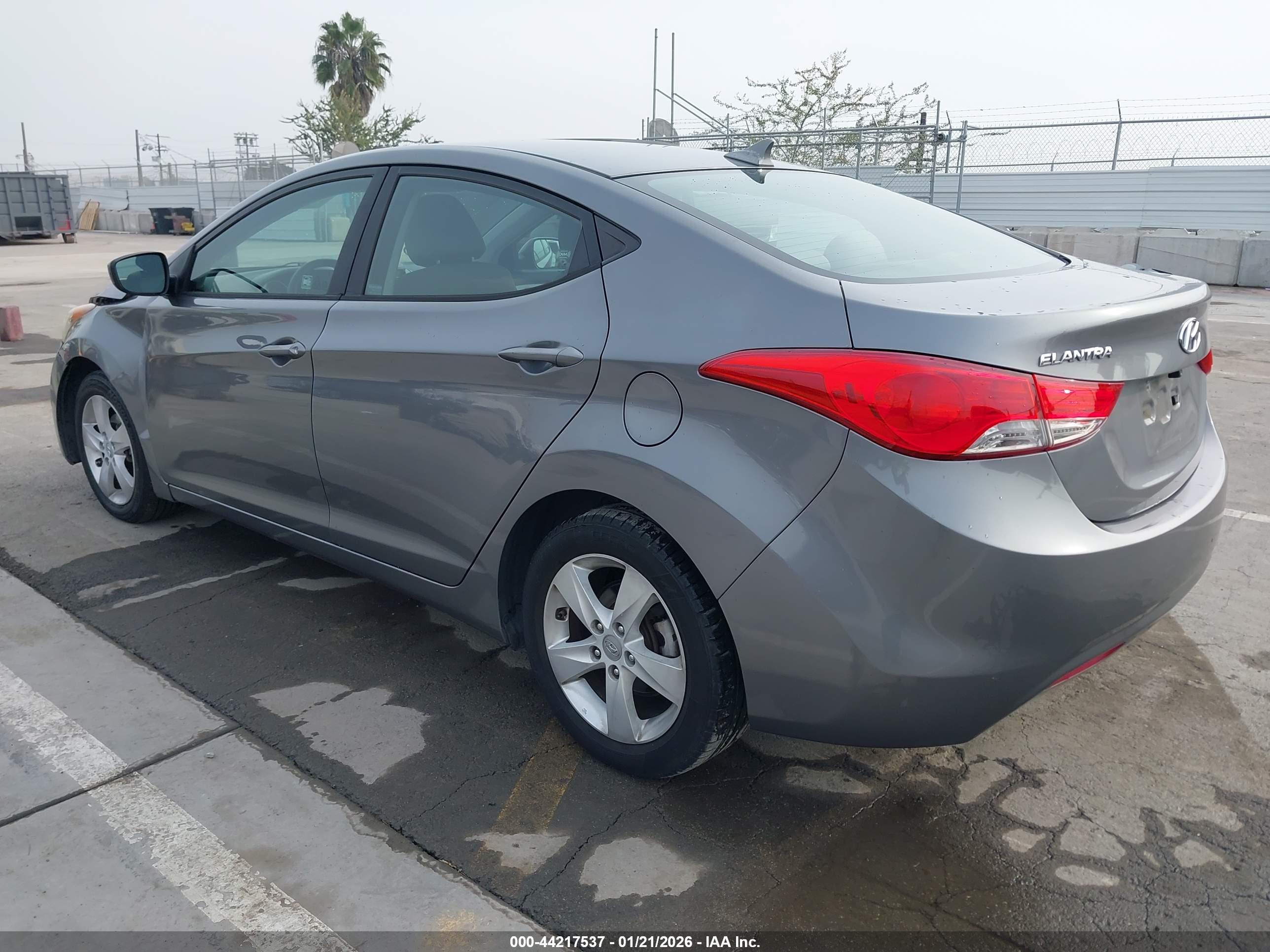 HYUNDAI ELANTRA image 3