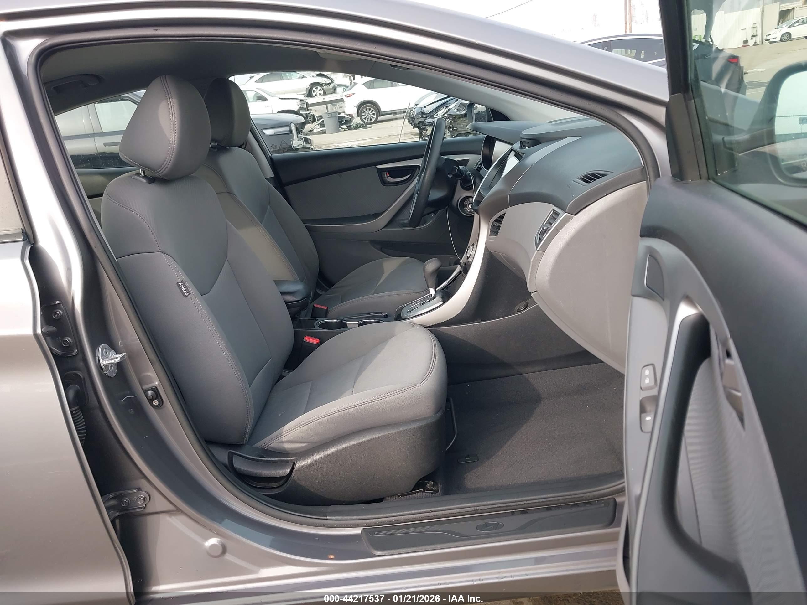 HYUNDAI ELANTRA image 5