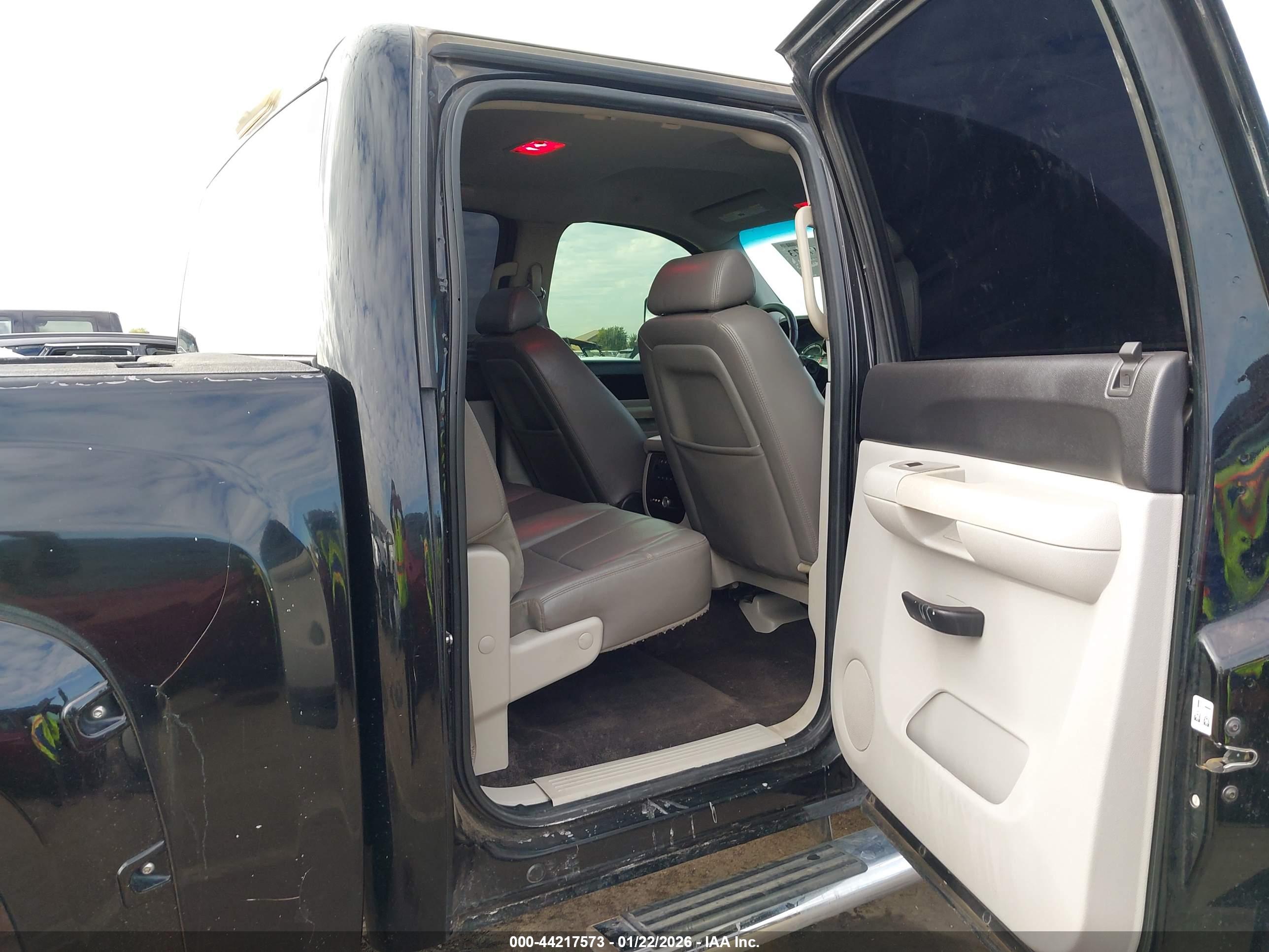 CHEVROLET SILVERADO image 8