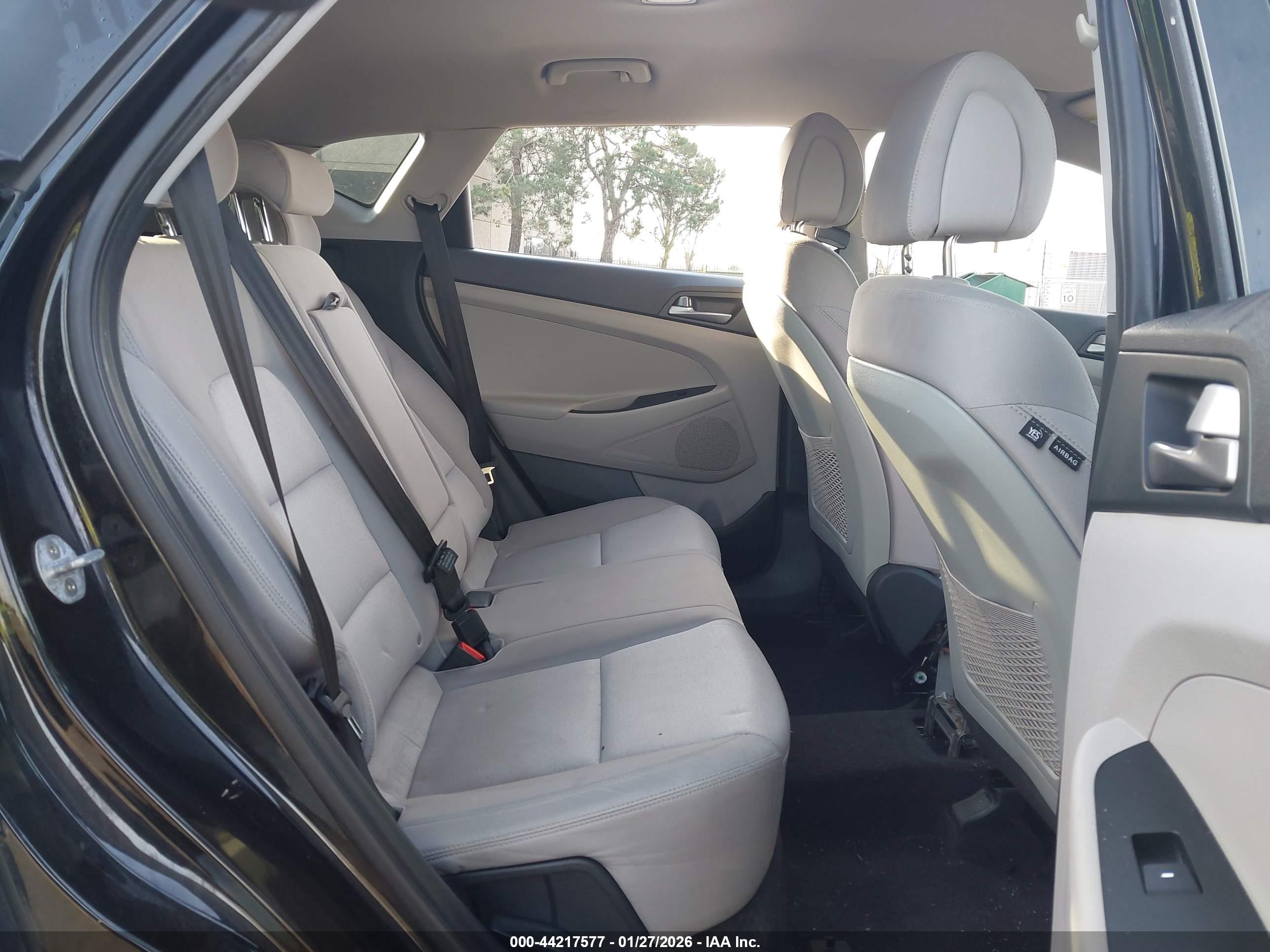 HYUNDAI TUCSON image 8