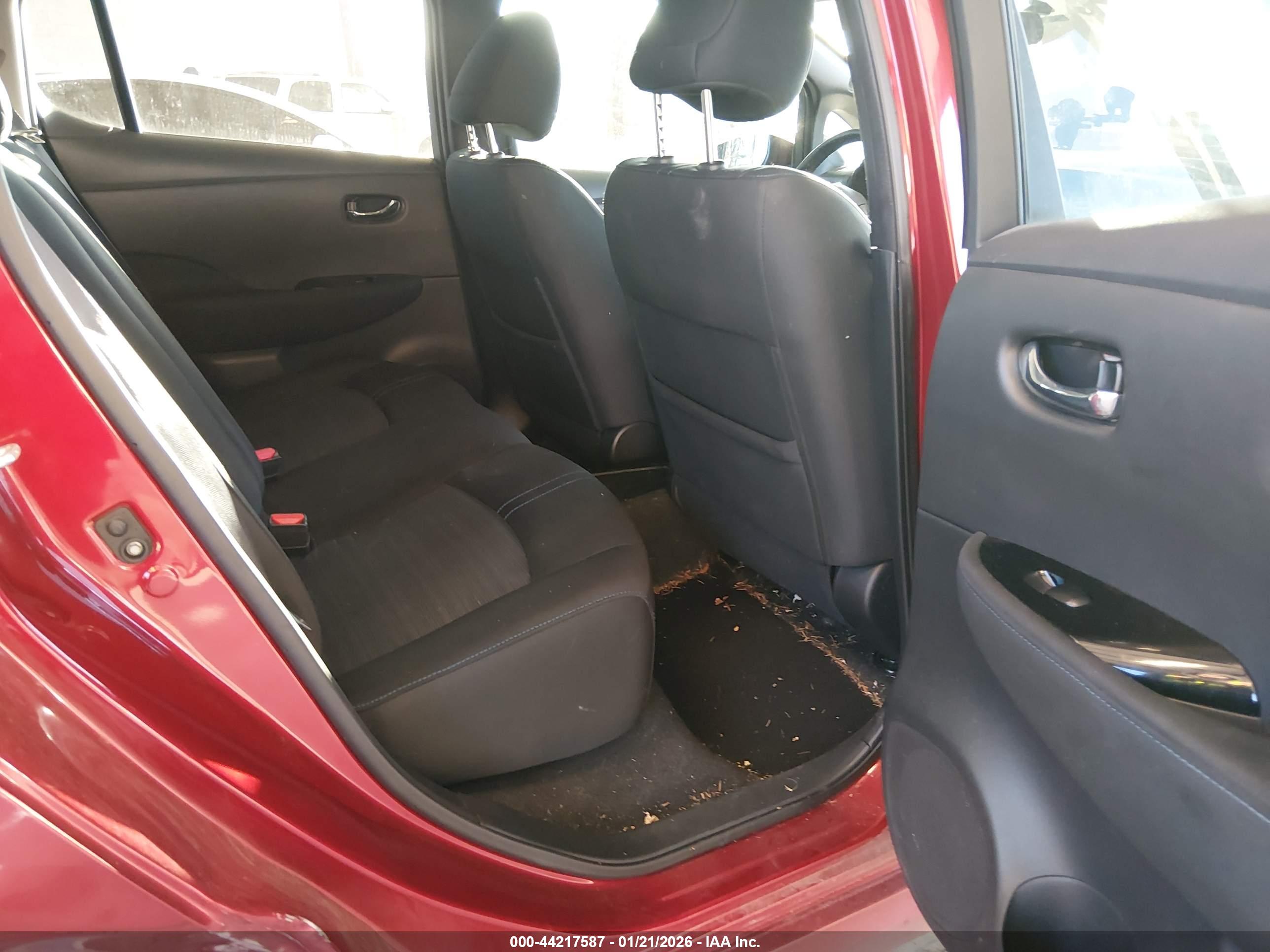 NISSAN LEAF image 8