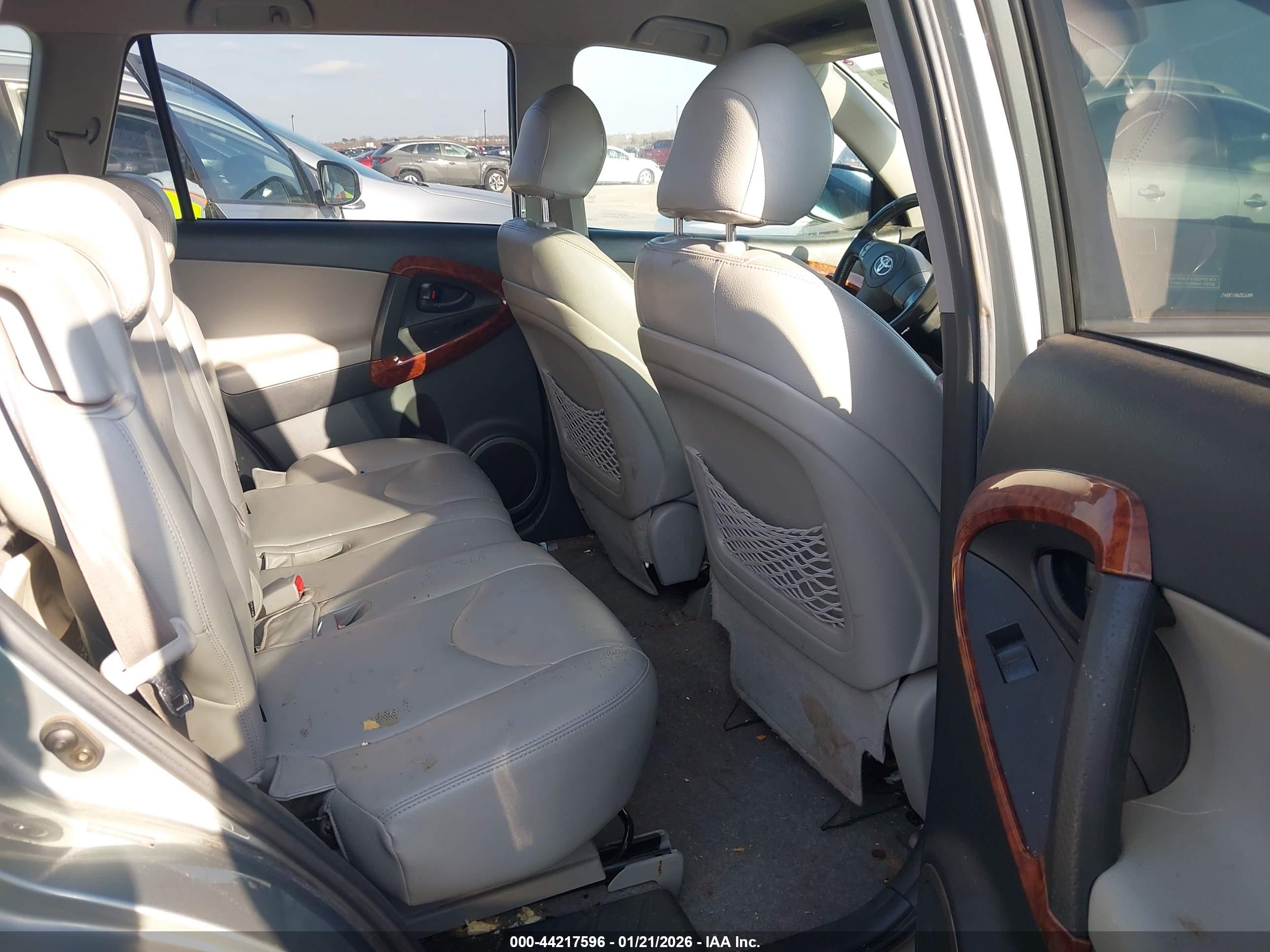 TOYOTA RAV4 image 8