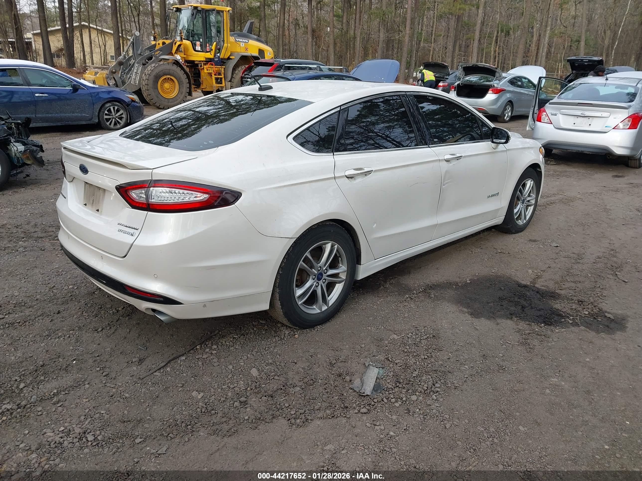 FORD FUSION image 4