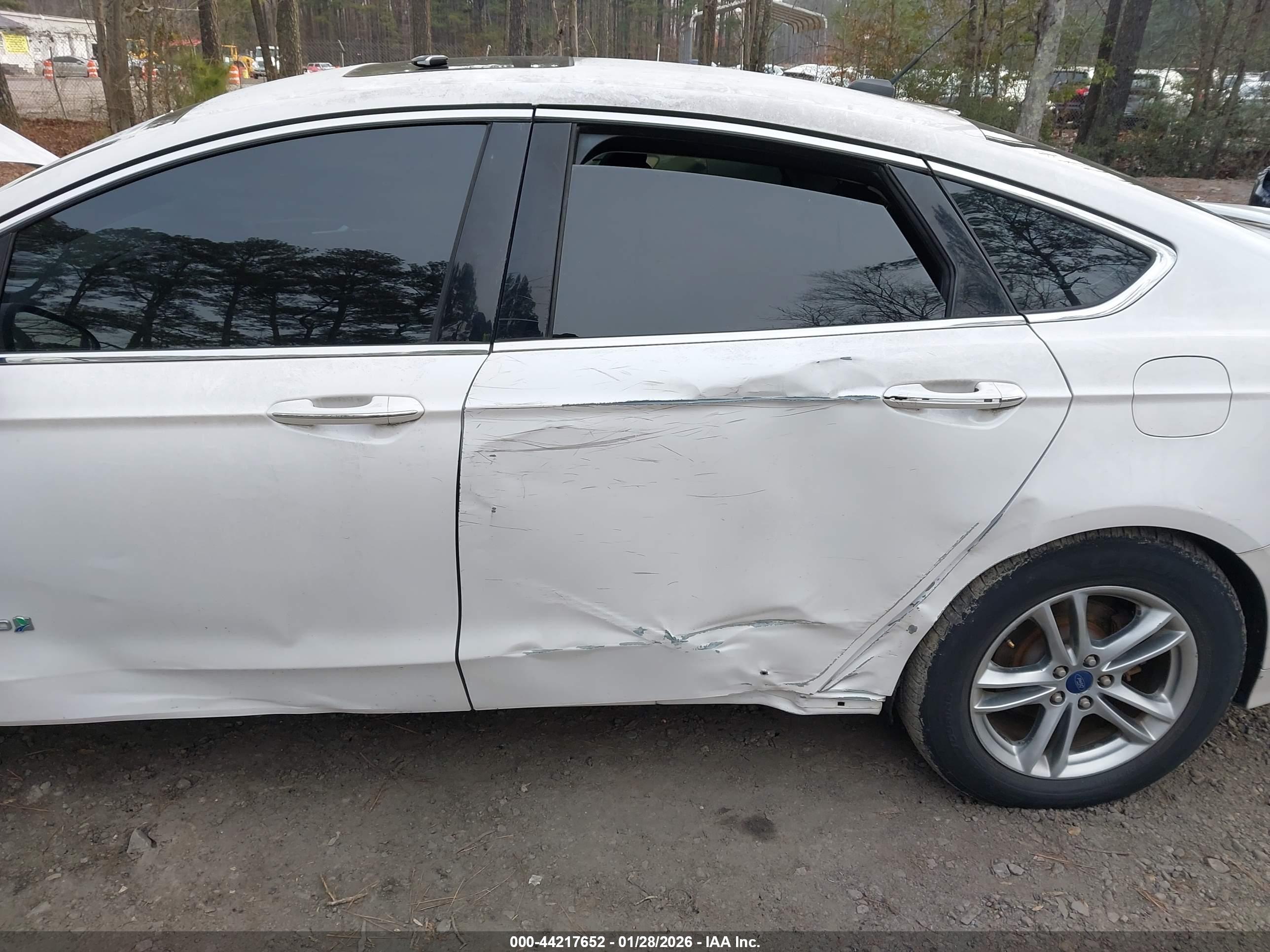 FORD FUSION image 6