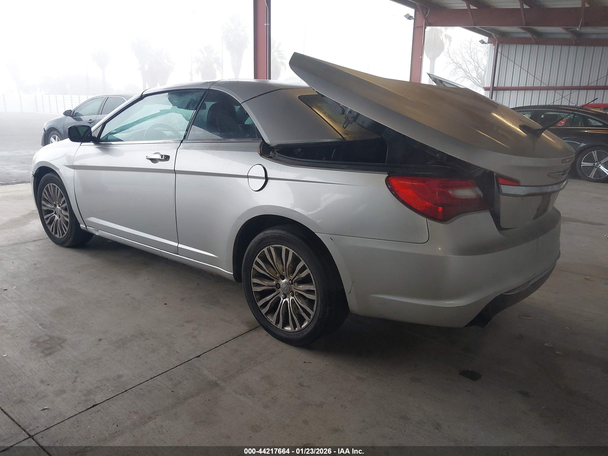 CHRYSLER 200 image 3