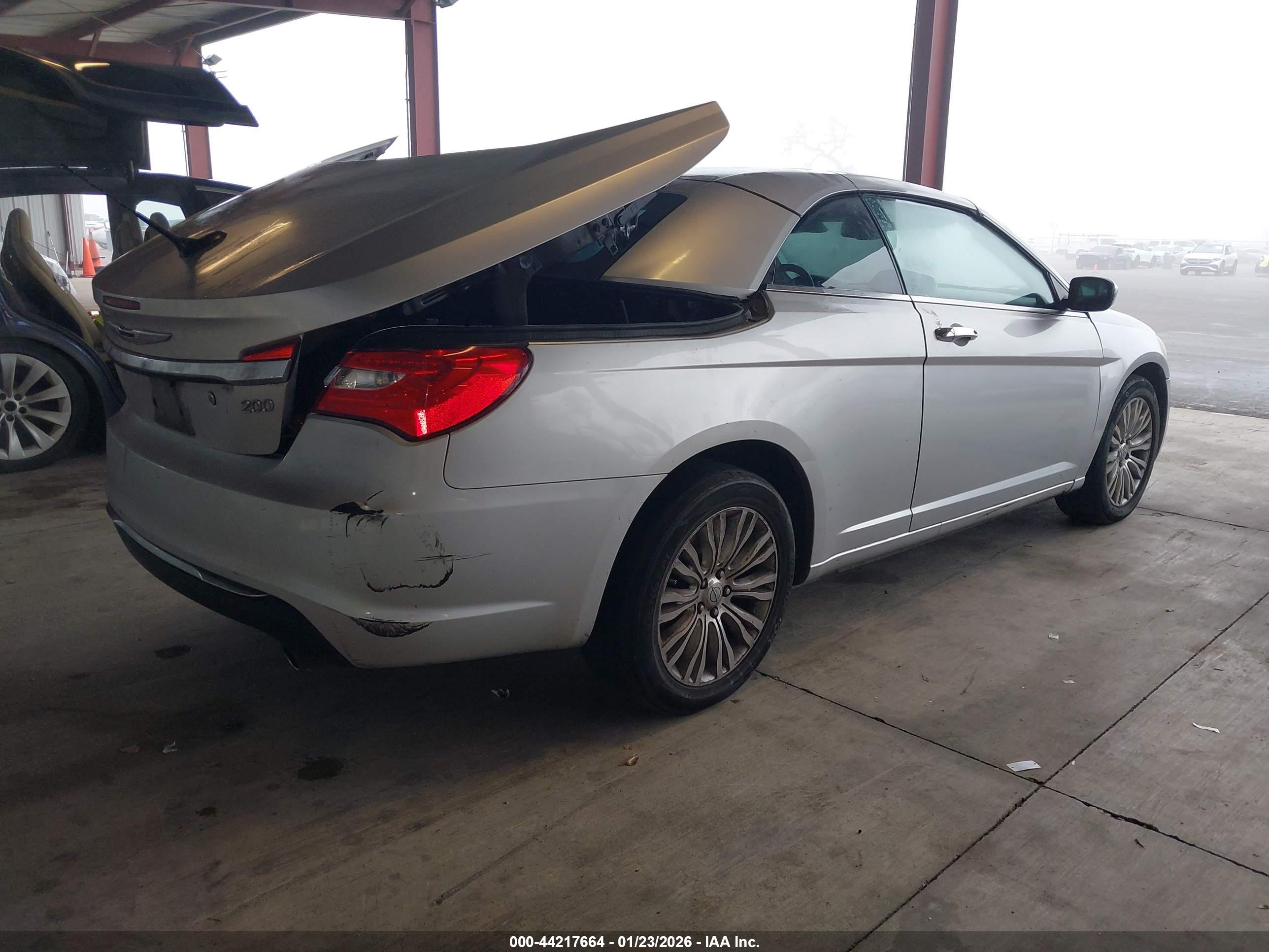 CHRYSLER 200 image 4