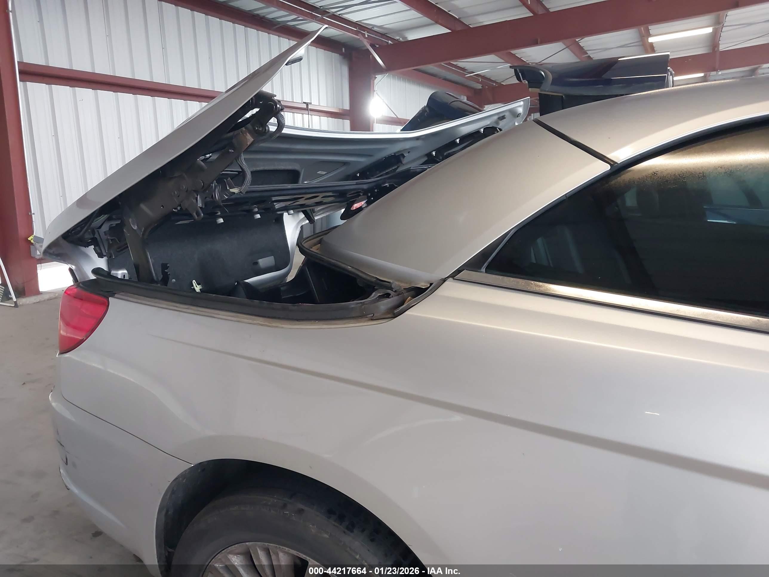 CHRYSLER 200 image 6