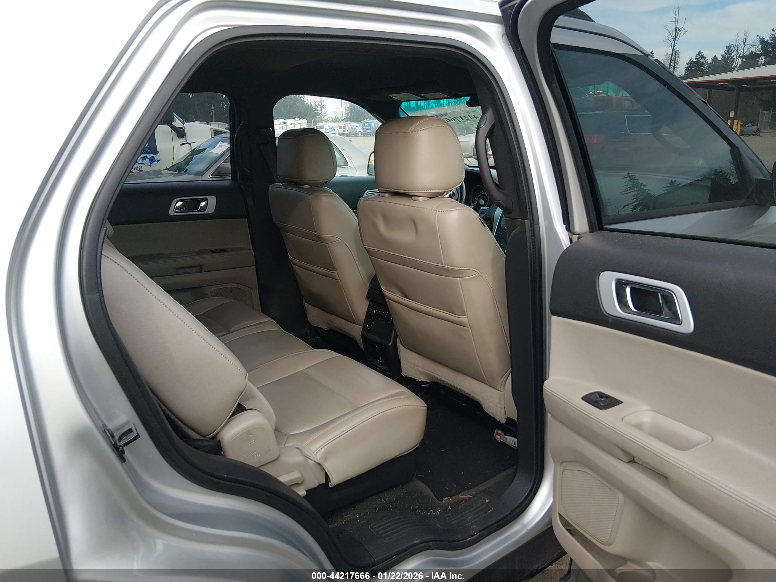 FORD EXPLORER image 8